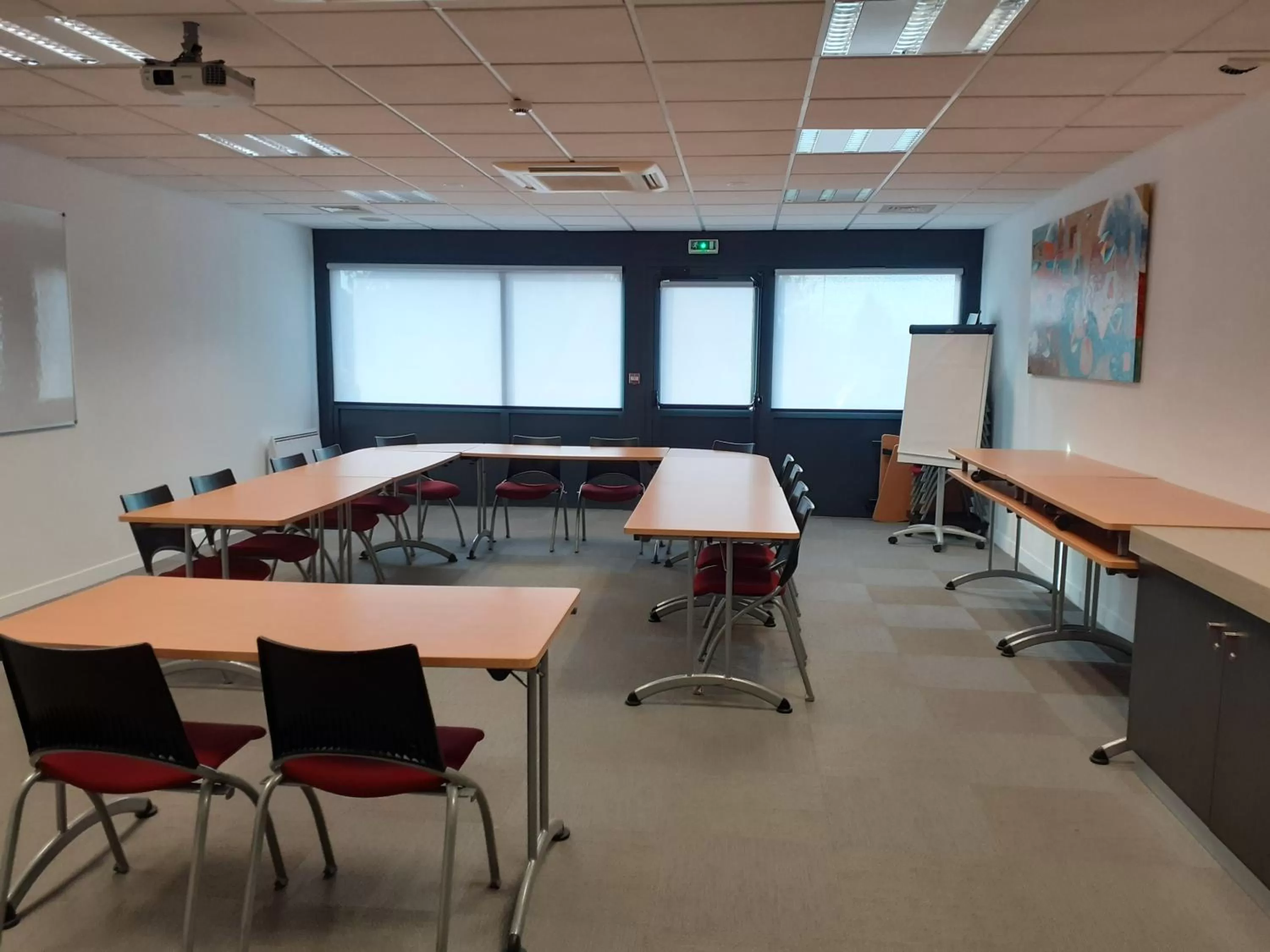 Business facilities in Kyriad Niort-Espace MendesFrance