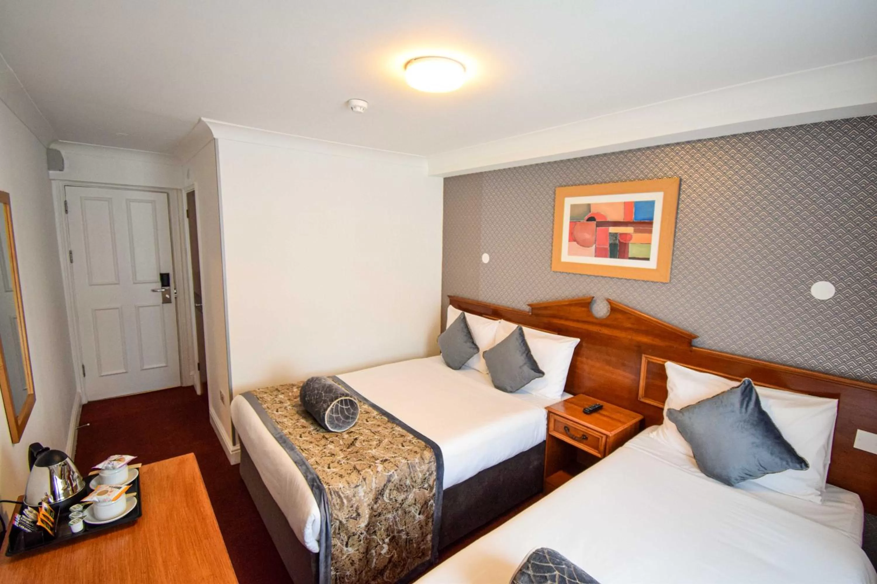 Photo of the whole room, Bed in Pembridge Palace Hotel