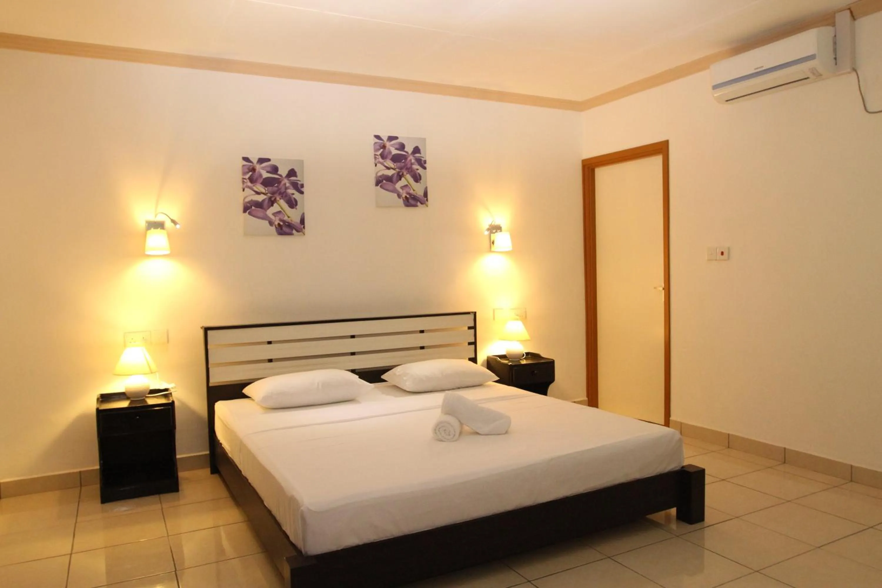 Bedroom, Bed in Forest Lodge