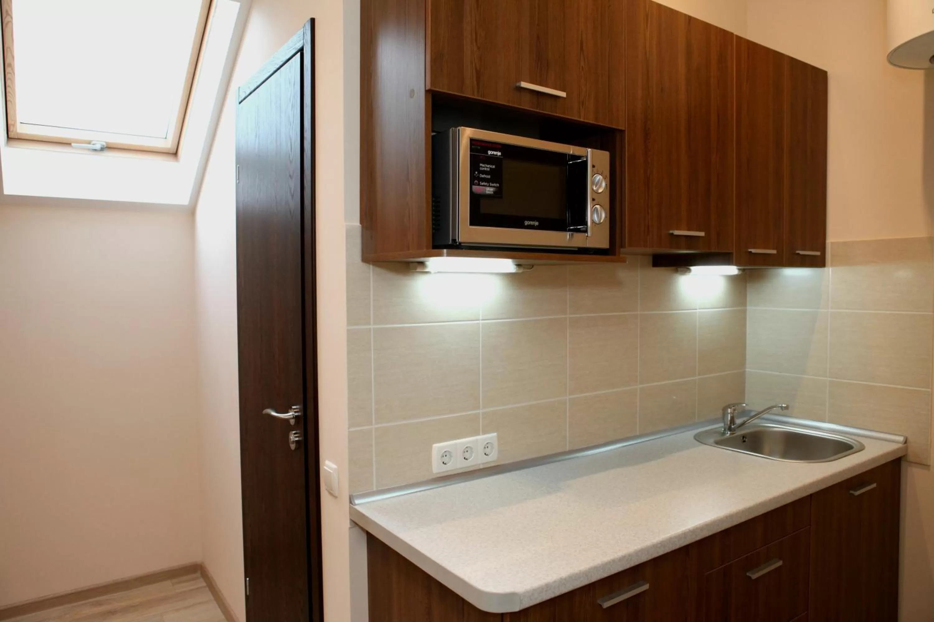 Coffee/tea facilities, Kitchen/Kitchenette in Sky Hotel