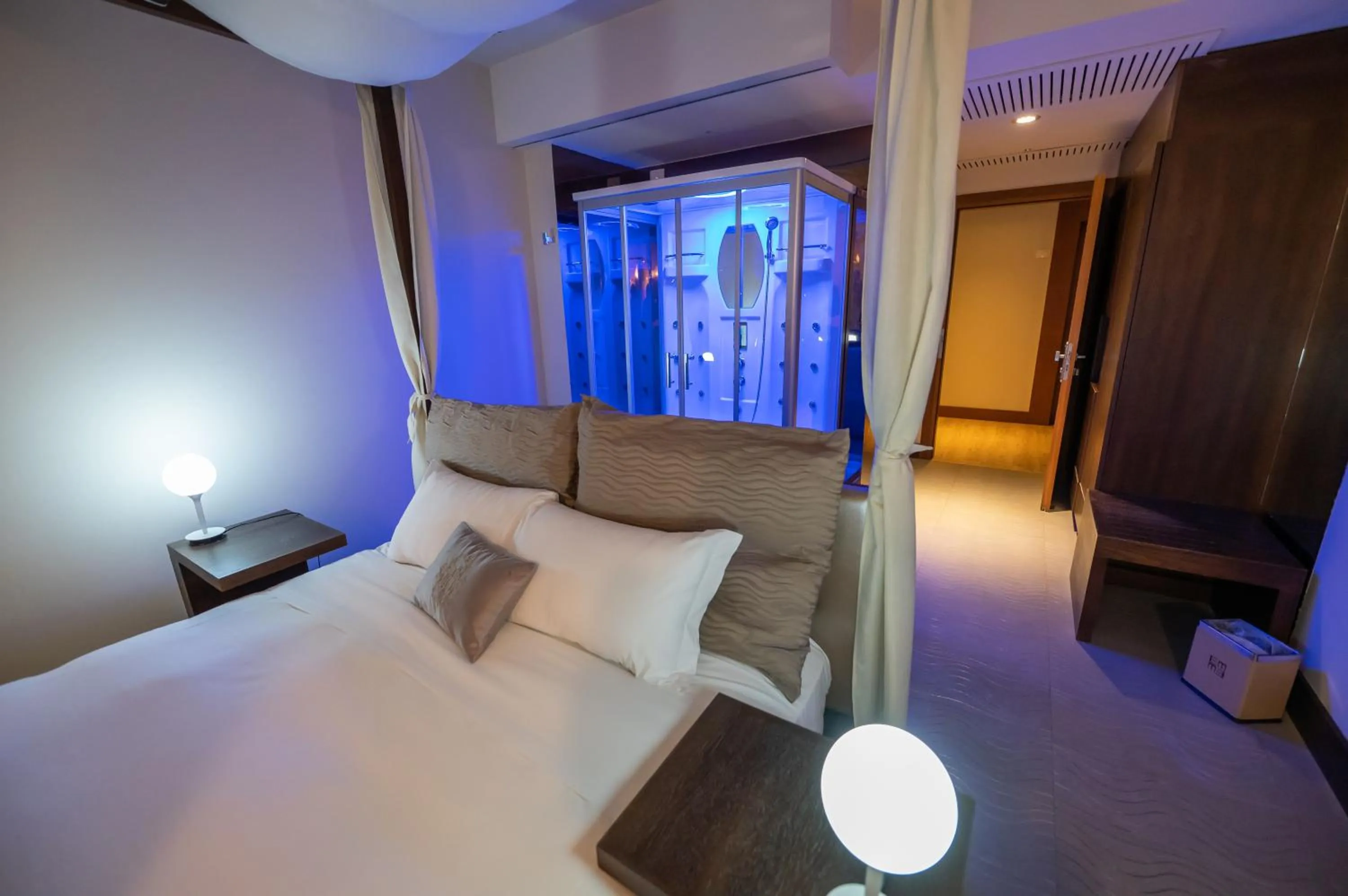 Bed in Main Palace Hotel