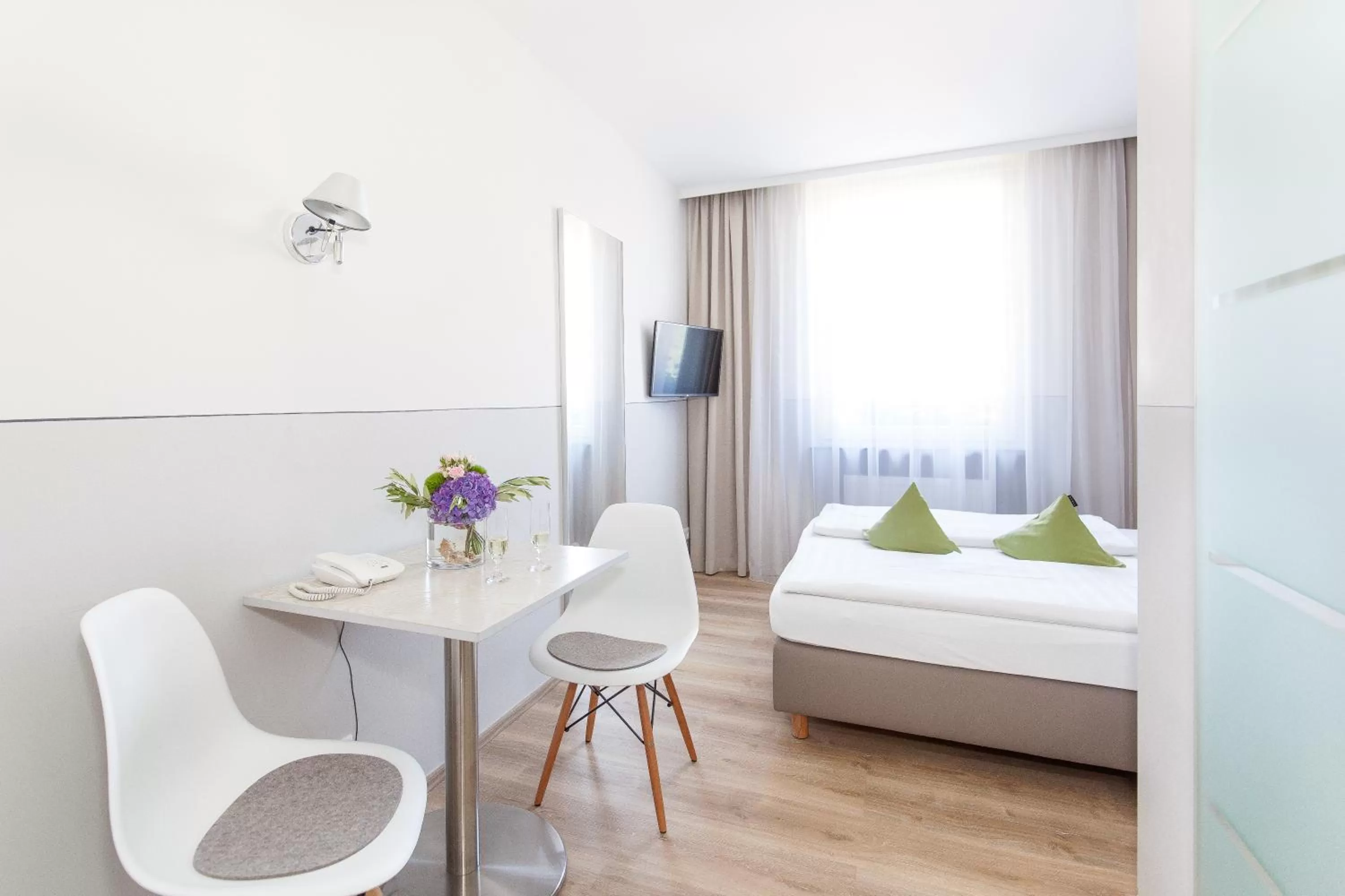 Photo of the whole room, Bed in Franziskaner