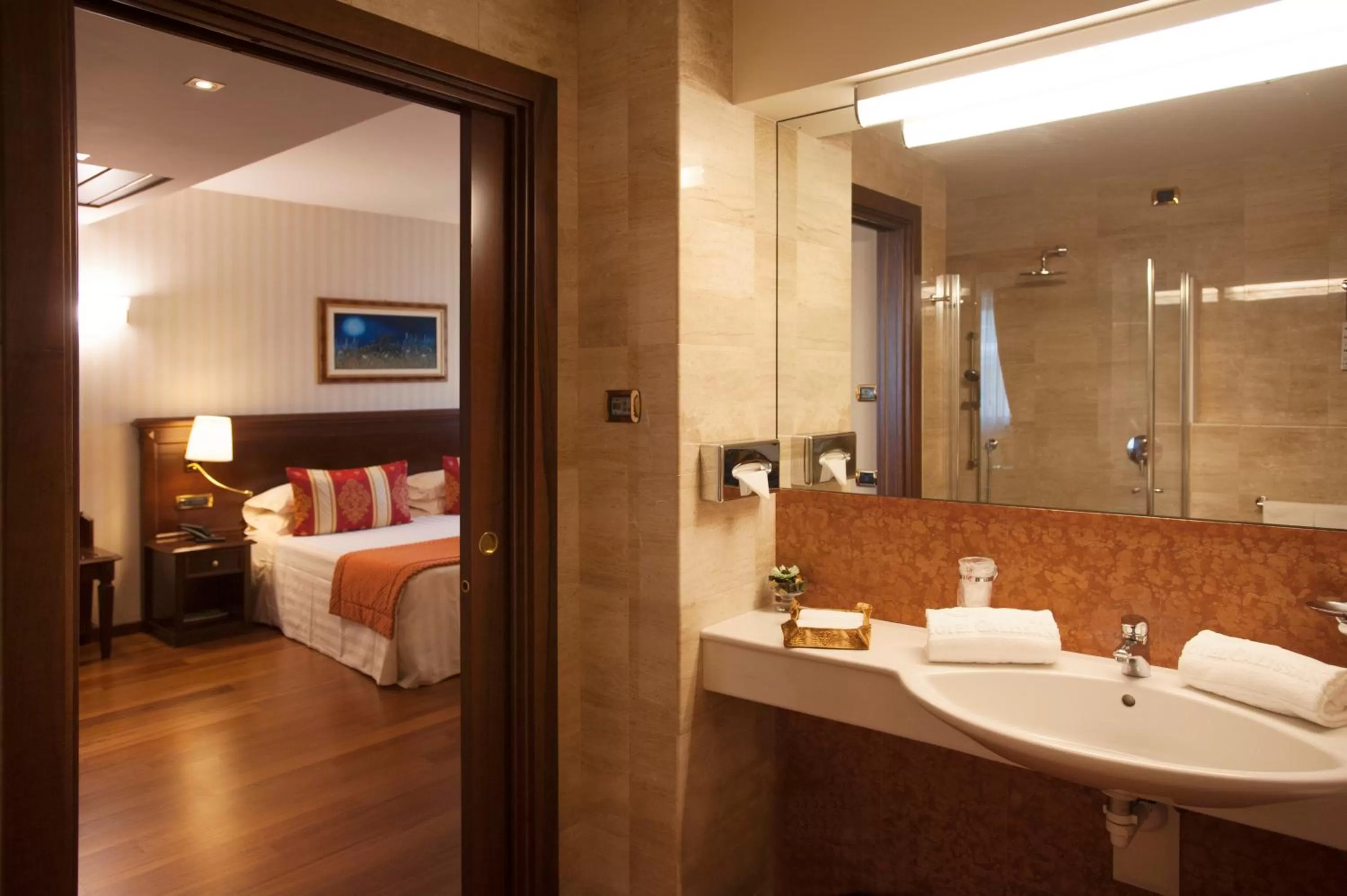 Bathroom, Bed in Hotel Calissano