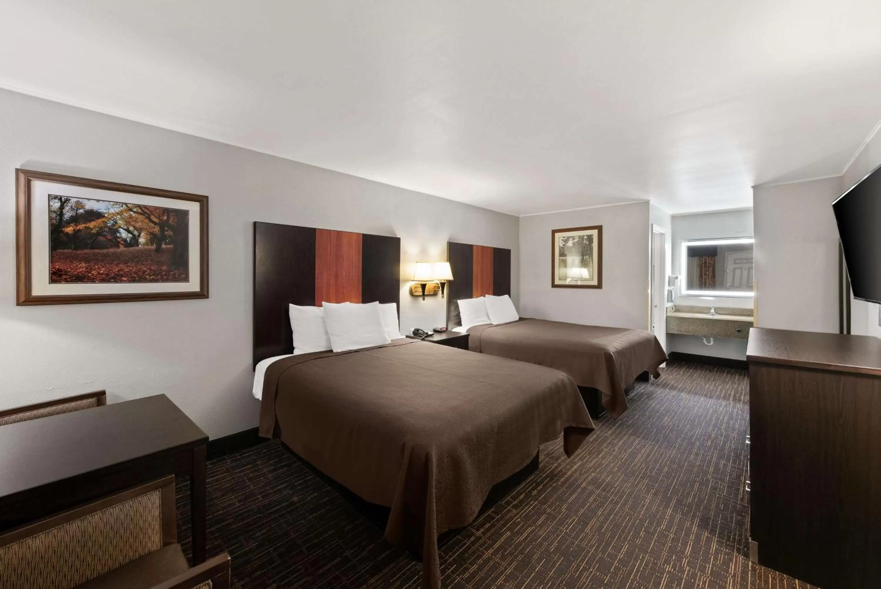 Bedroom, Bed in Best Western Executive Inn