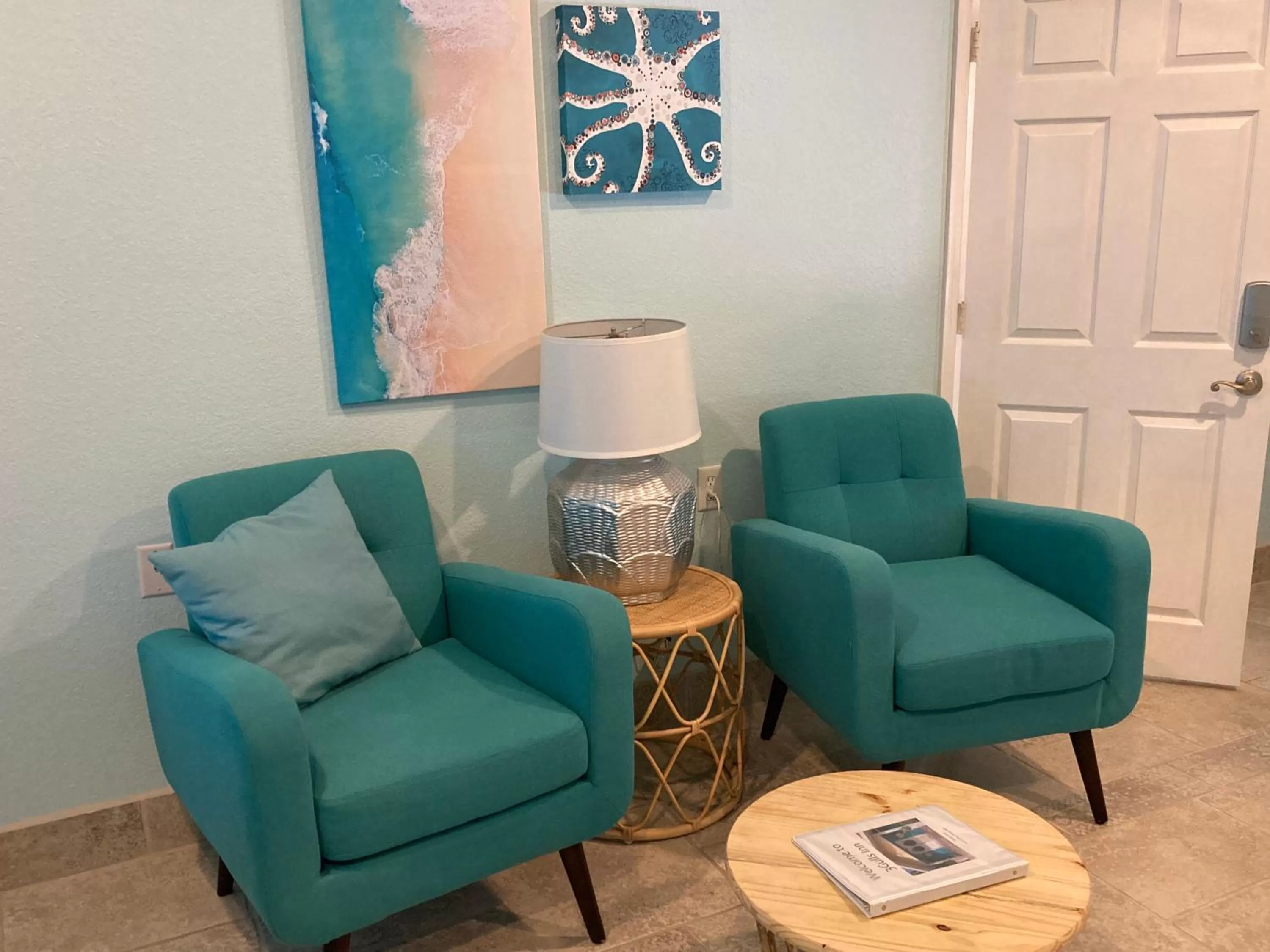 3Gulls Inn Ozona-Boutique Hotel-Steps from Restaurants & Brewery-SwimSpa Pool-Pet Friendly