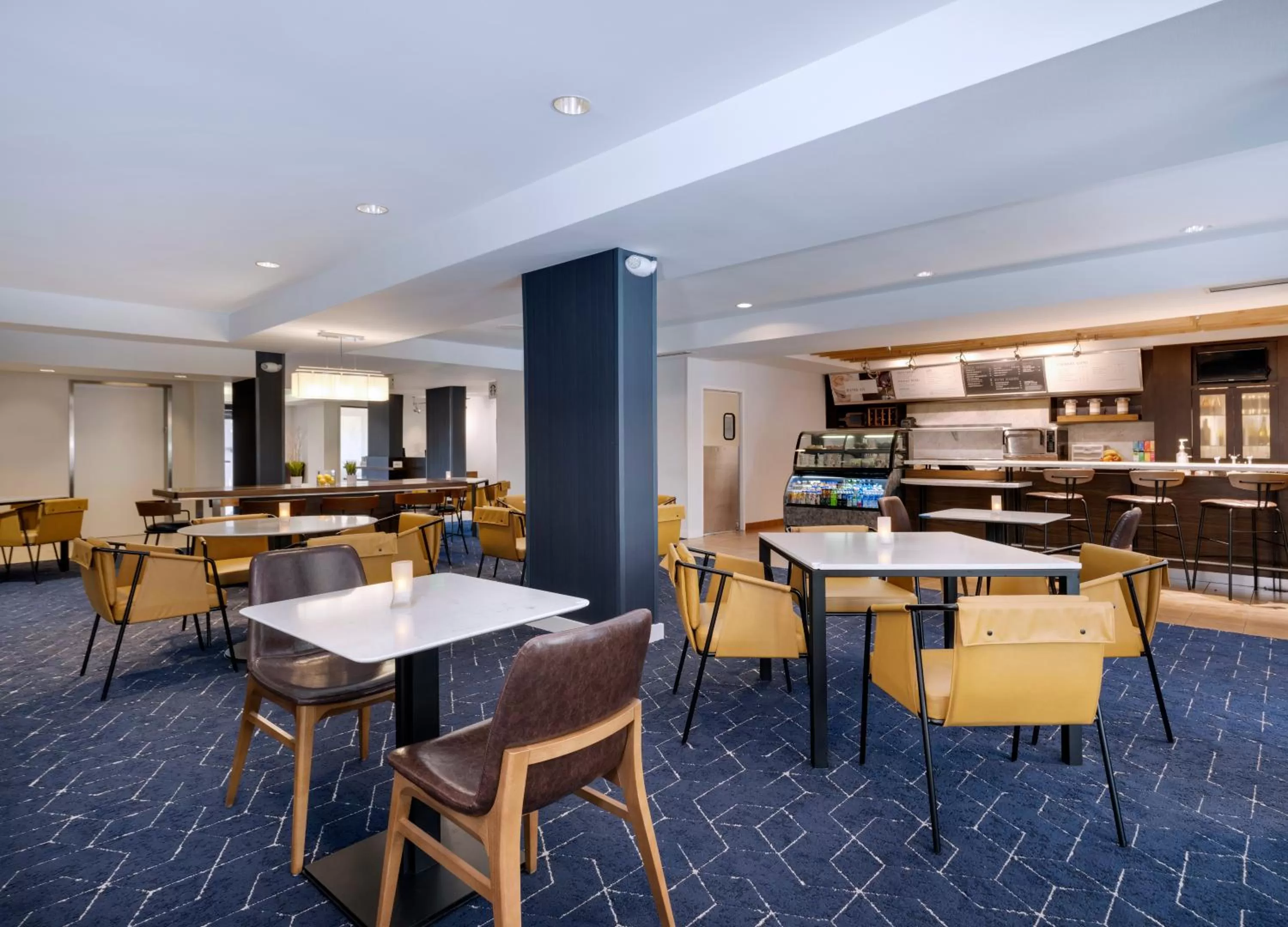 Breakfast in Courtyard Tampa North / I-75 Fletcher