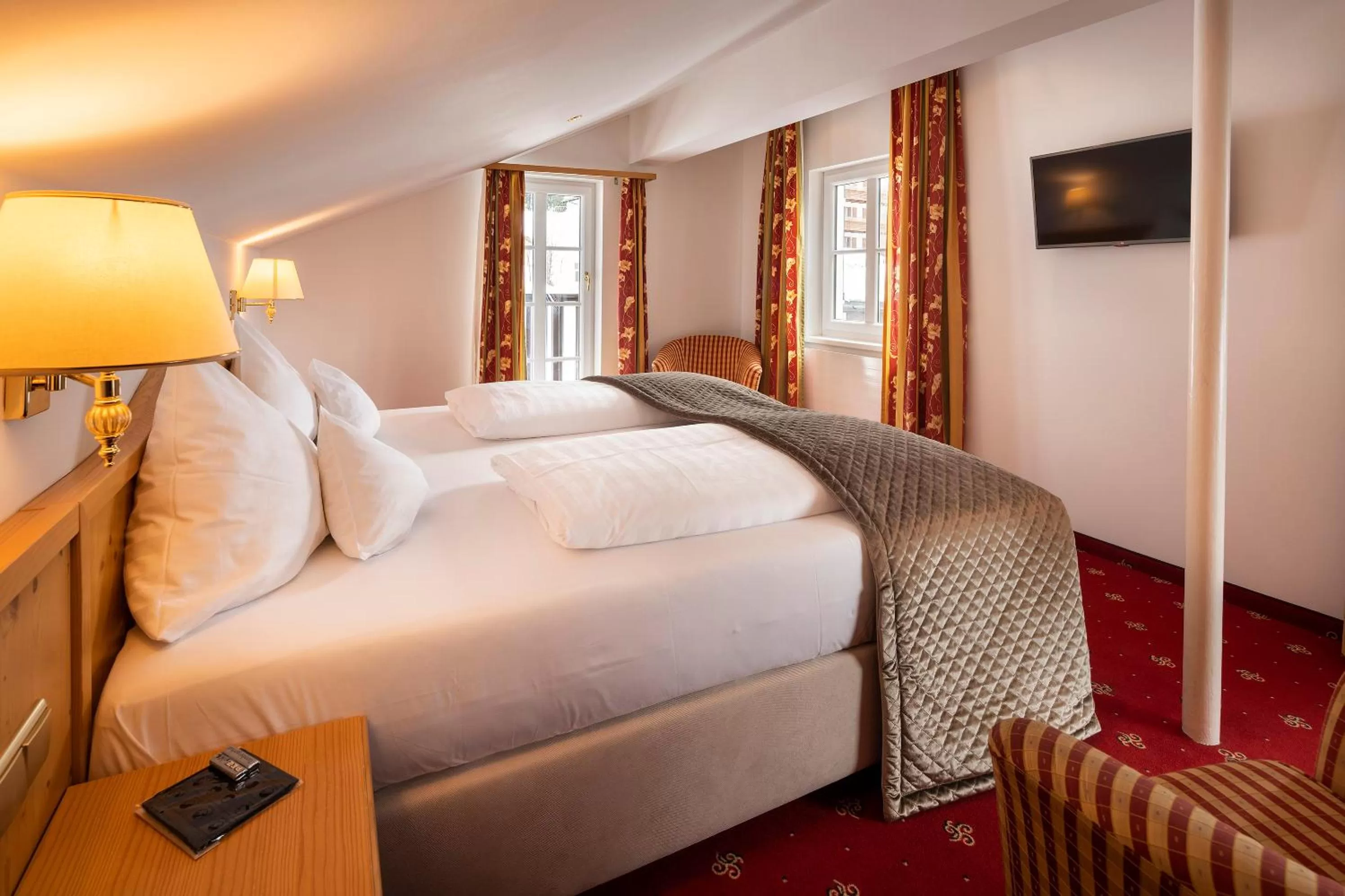 Bedroom, Bed in Hotel Tannbergerhof im Zentrum von Lech
