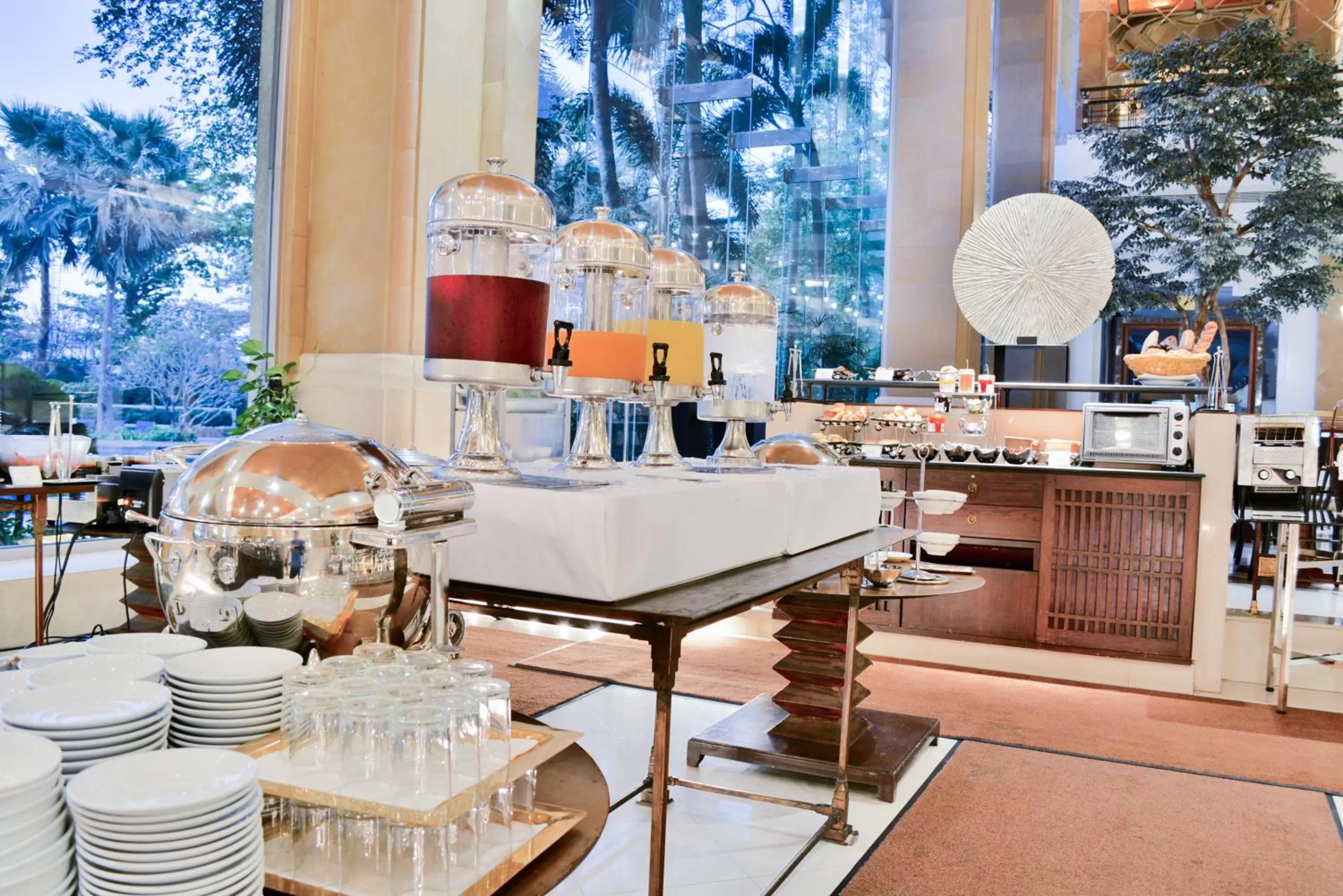 Restaurant/places to eat in Rama Gardens Hotel Bangkok