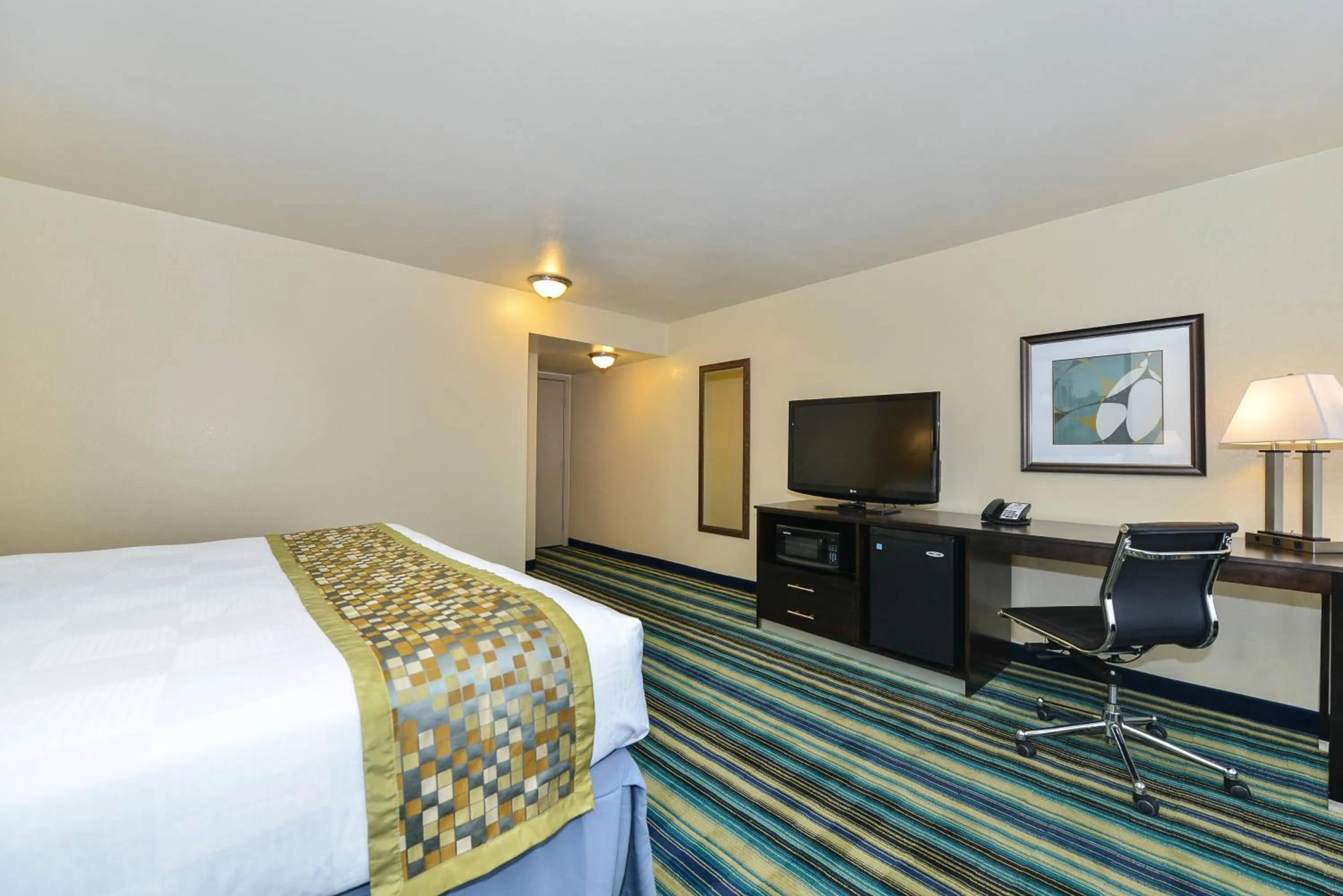 Photo of the whole room in Super 8 by Wyndham Vallejo/Napa Valley