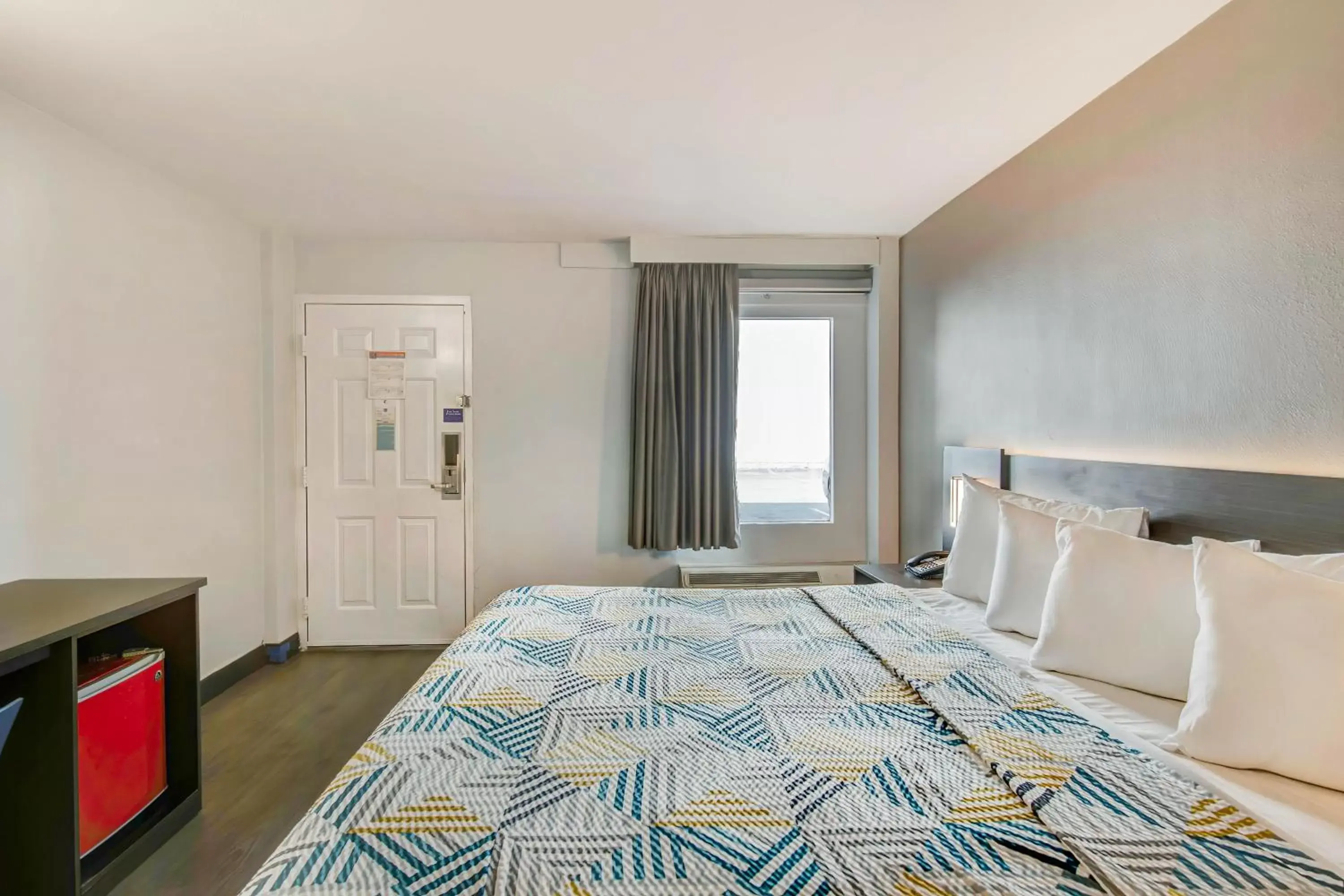 Deluxe King Room - Non-Smoking in Motel 6 Atlanta, Ga - Midtown Deluxe King Room - Non-Smoking in Motel 6 Atlanta, Ga - Midtown