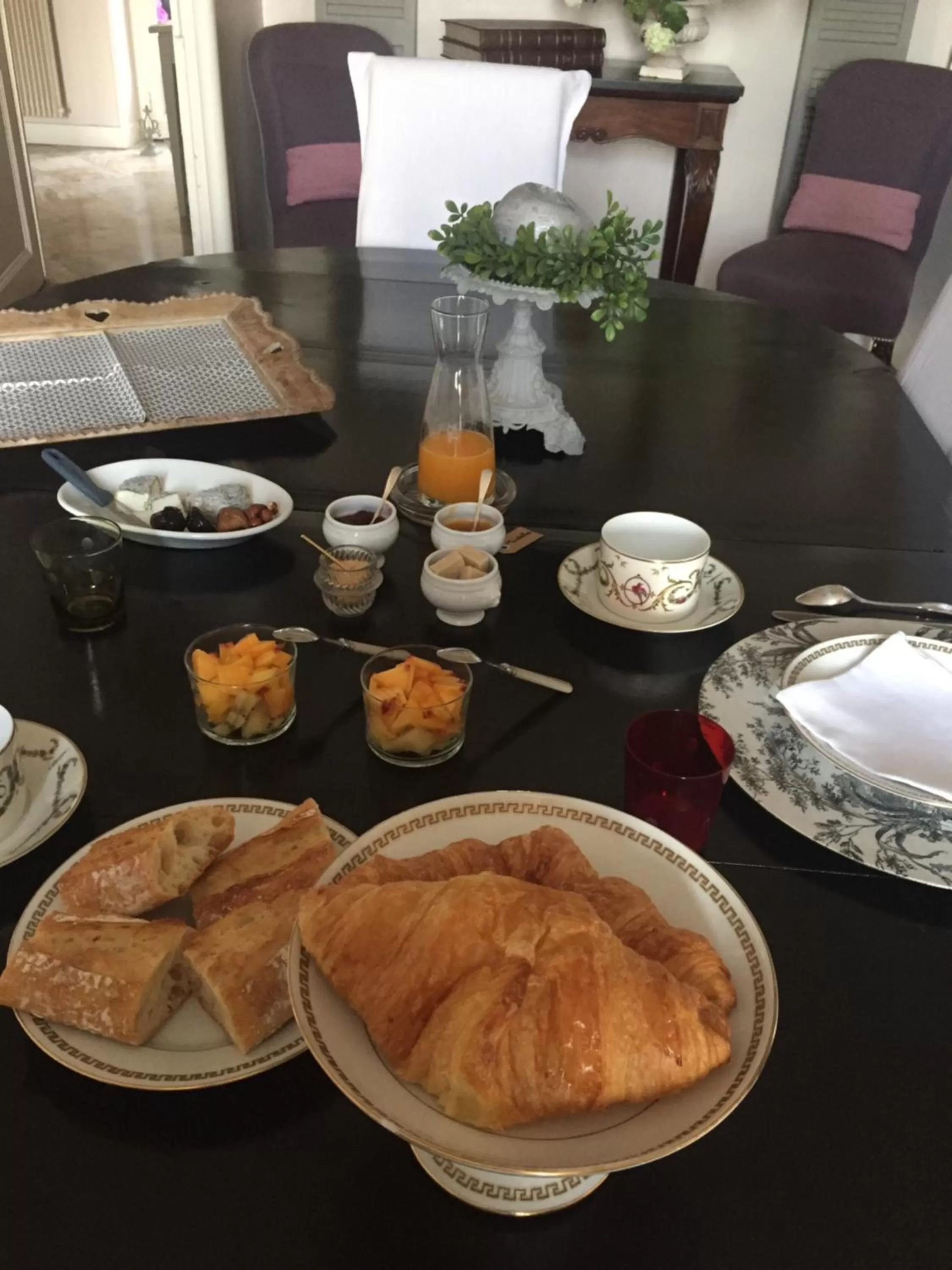 Continental breakfast in Au 16 Place Saint Louis