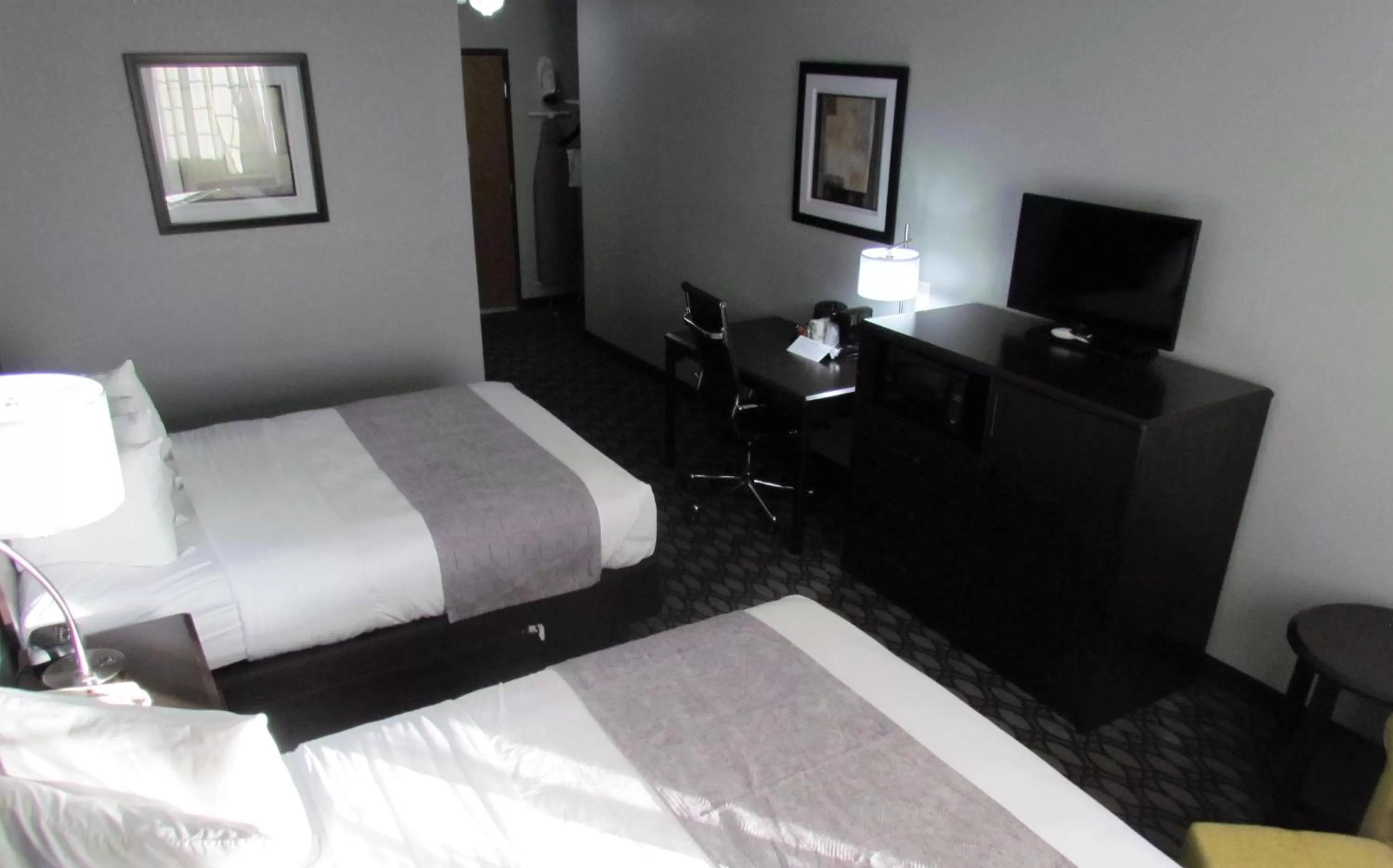 TV and multimedia, Bed in Oak Hill Inn & Suites