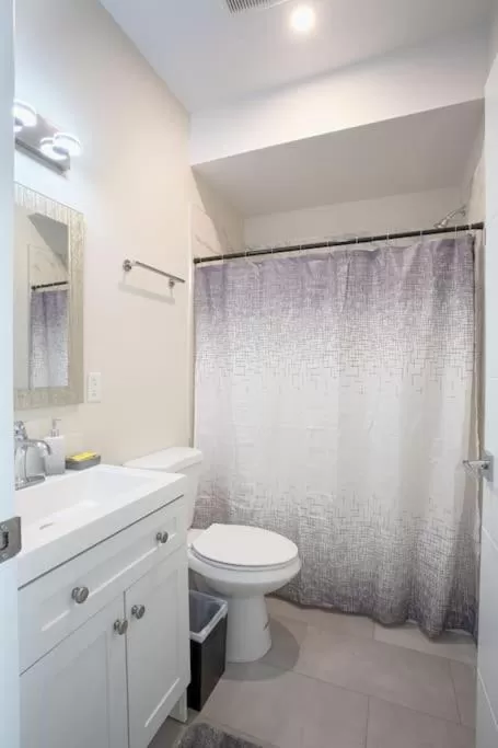 Bathroom in Luxurious Studio in Heart of San Diego w Cali King