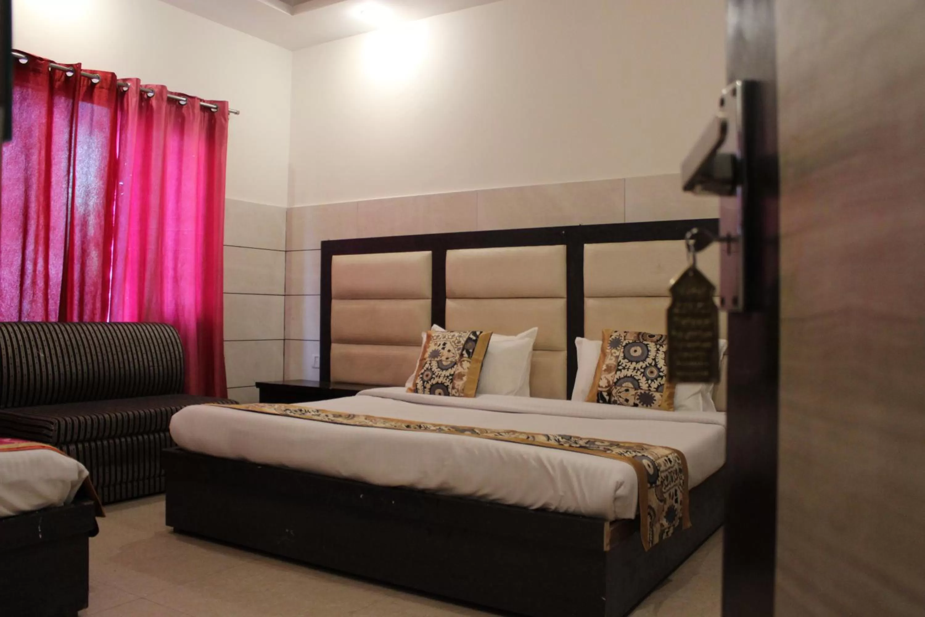 Bed in Trimrooms JMC Katra