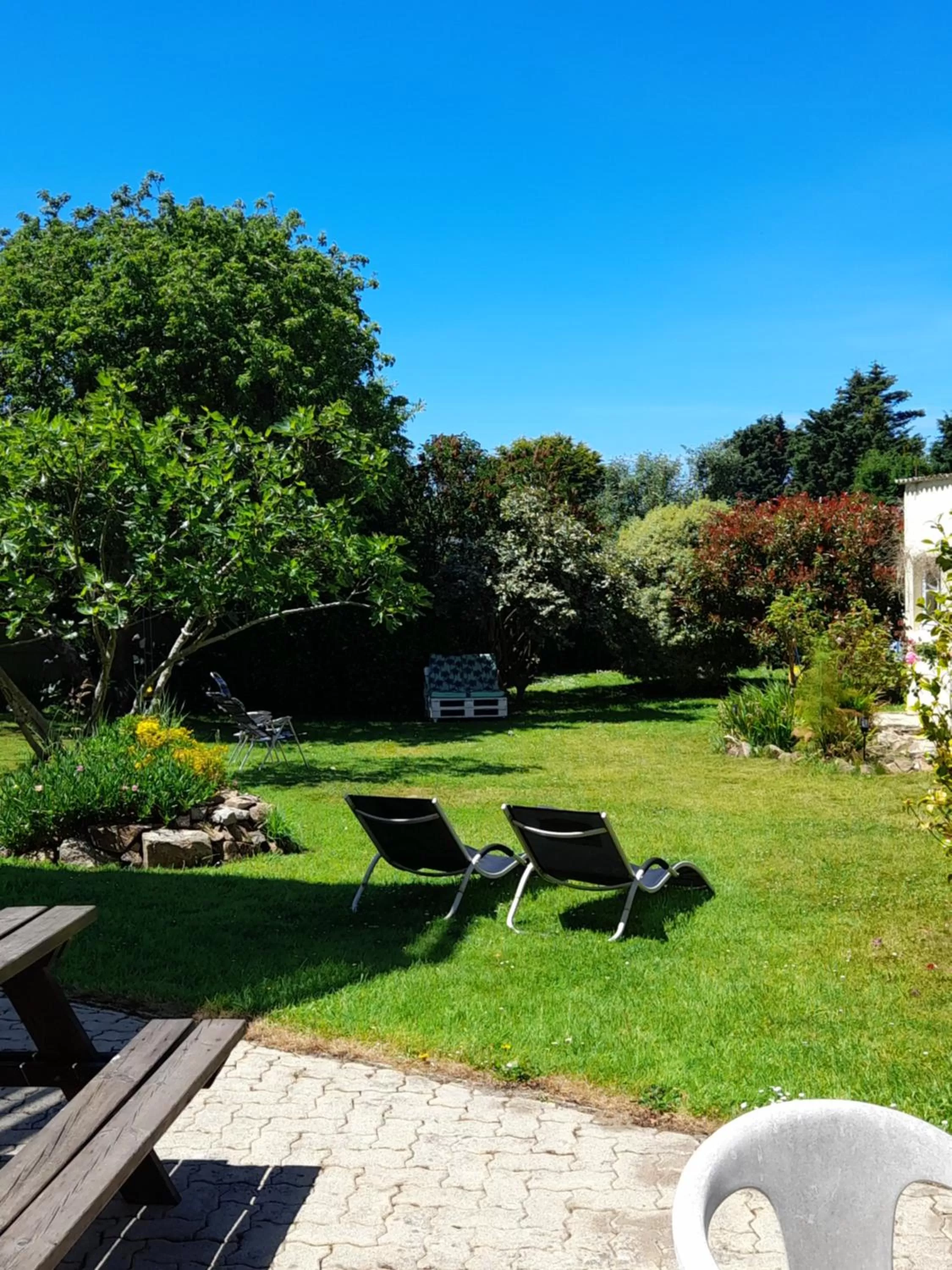 Garden in Les Hortensias GR 34 - Chambres d'Hôtes