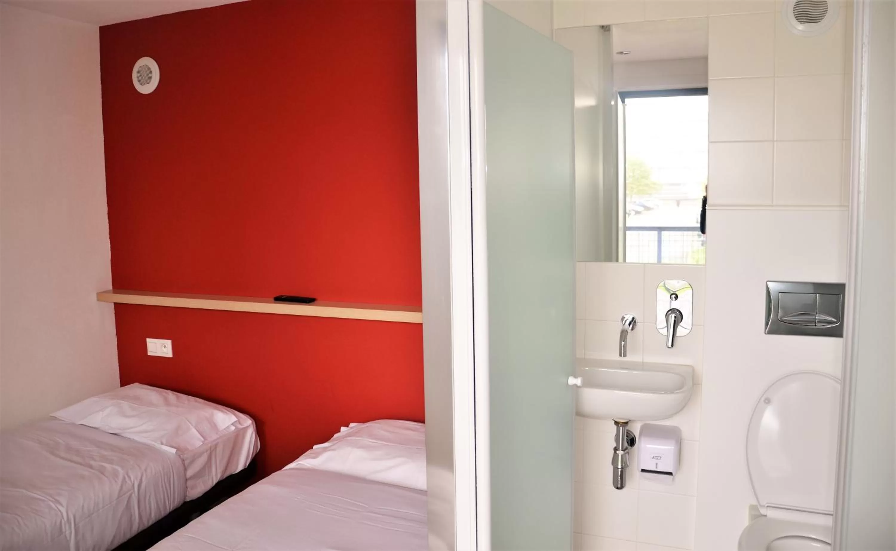 Toilet, Bed in Eklo Hotels Le Mans