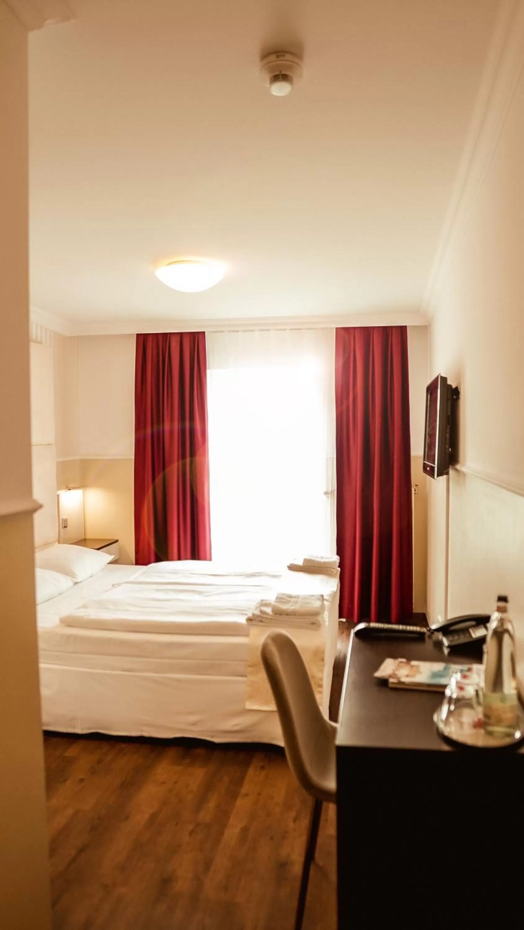 Photo of the whole room, Bed in Hotel Prens Berlin