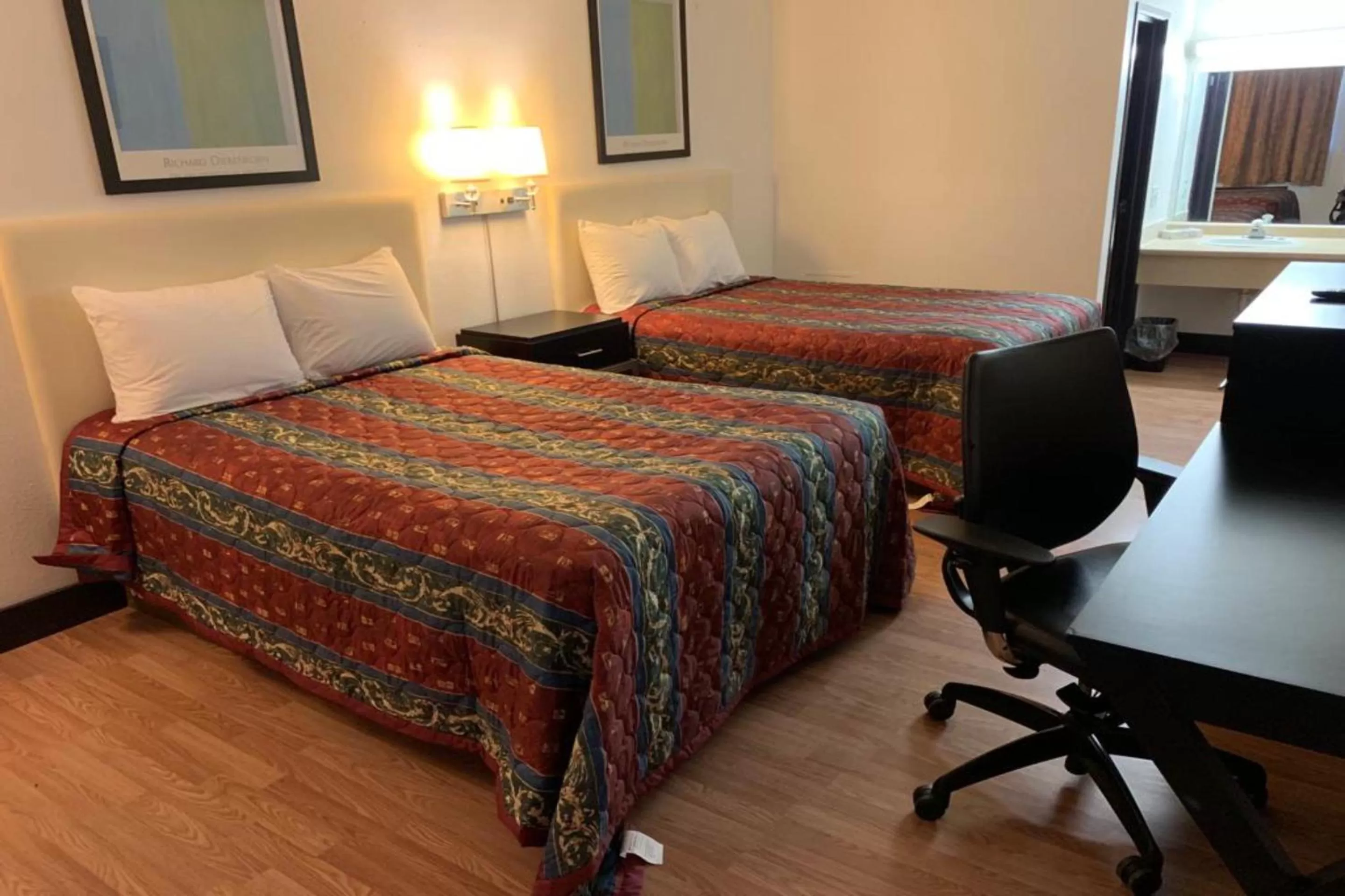 Bedroom, Bed in Economy Inn of Holland