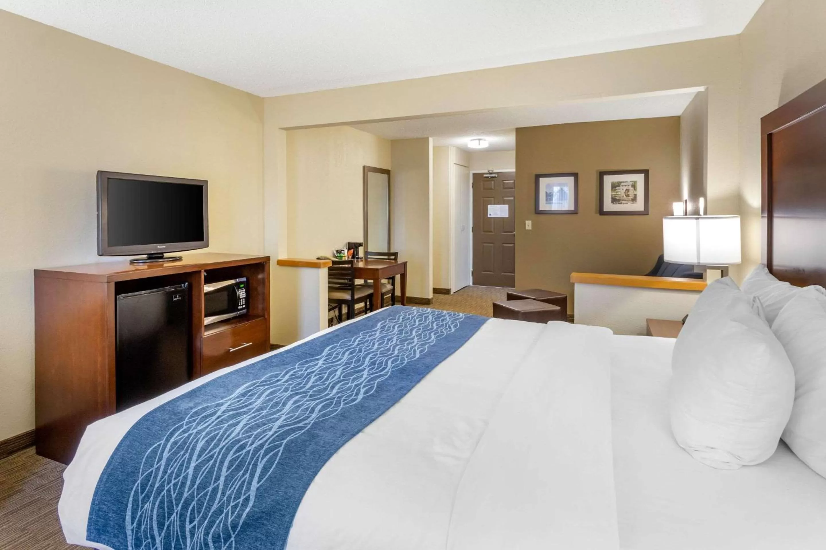 Photo of the whole room, Bed in Comfort Inn Rockford near Casino District
