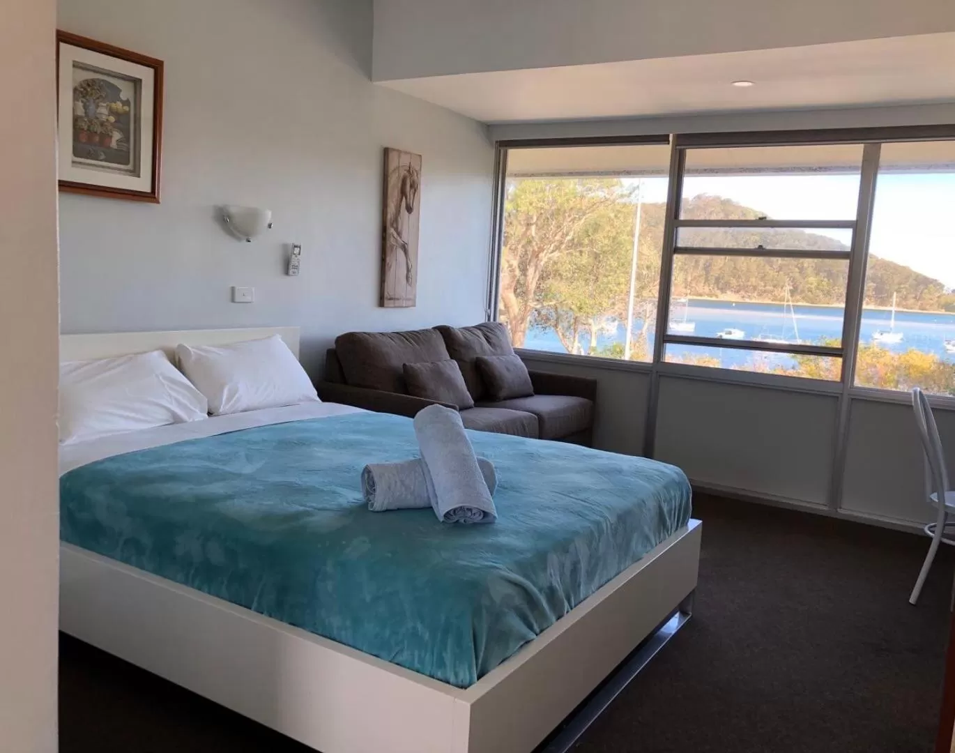 Bed in Ettalong Beach motel