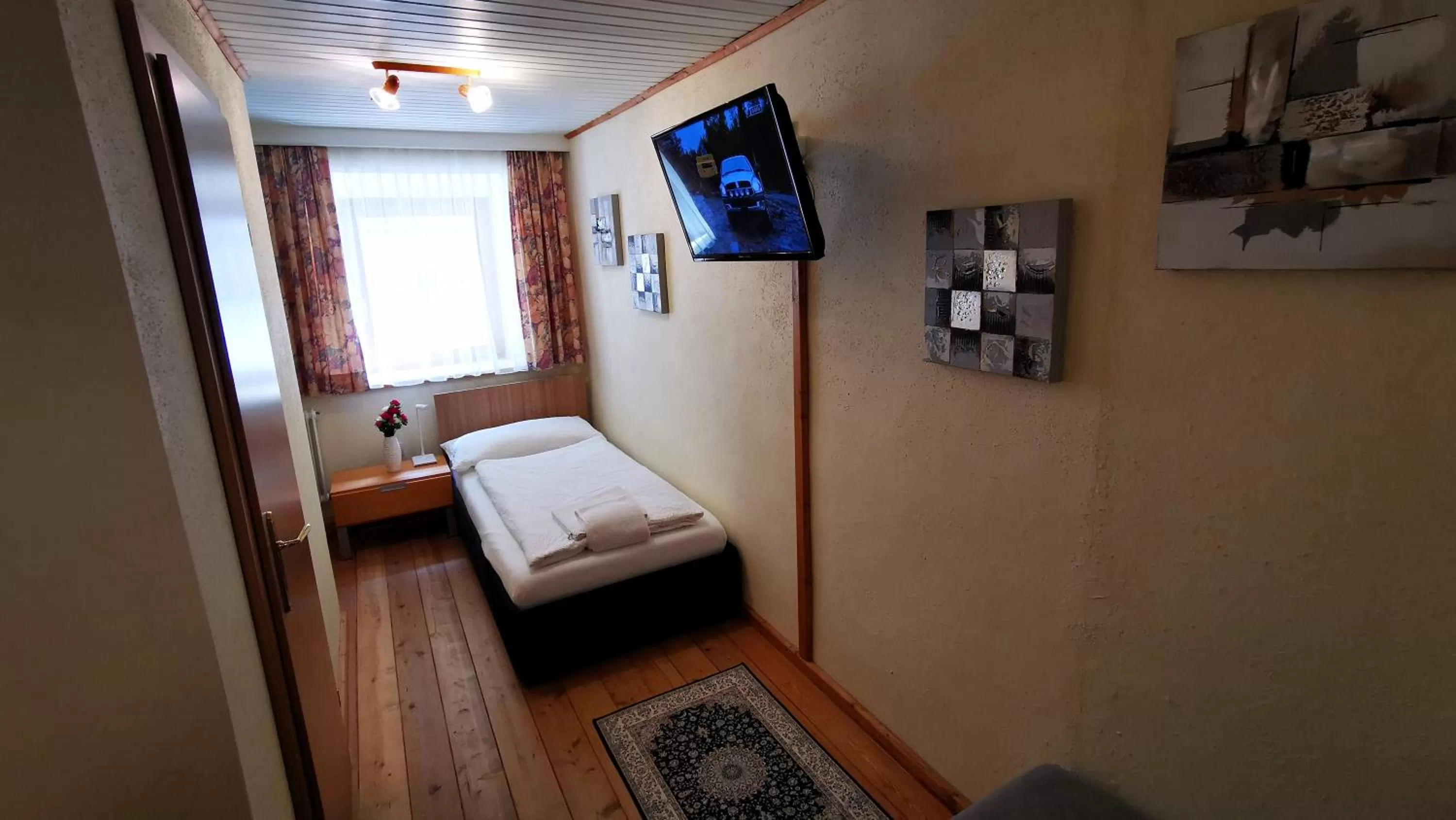 Bed, TV/Entertainment Center in Gasthof Geronimo