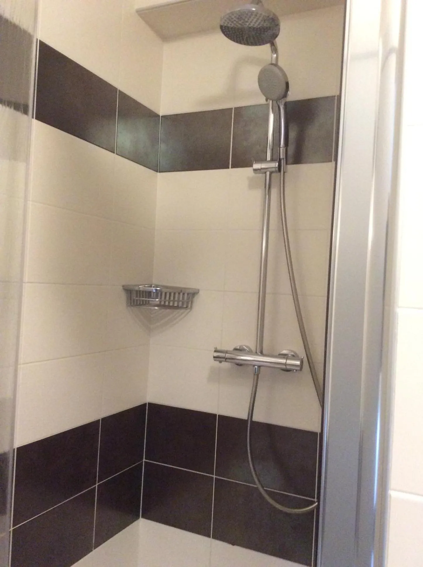 Bathroom in Logis Hotels- Auberge de la Tour - Hôtel et restaurant