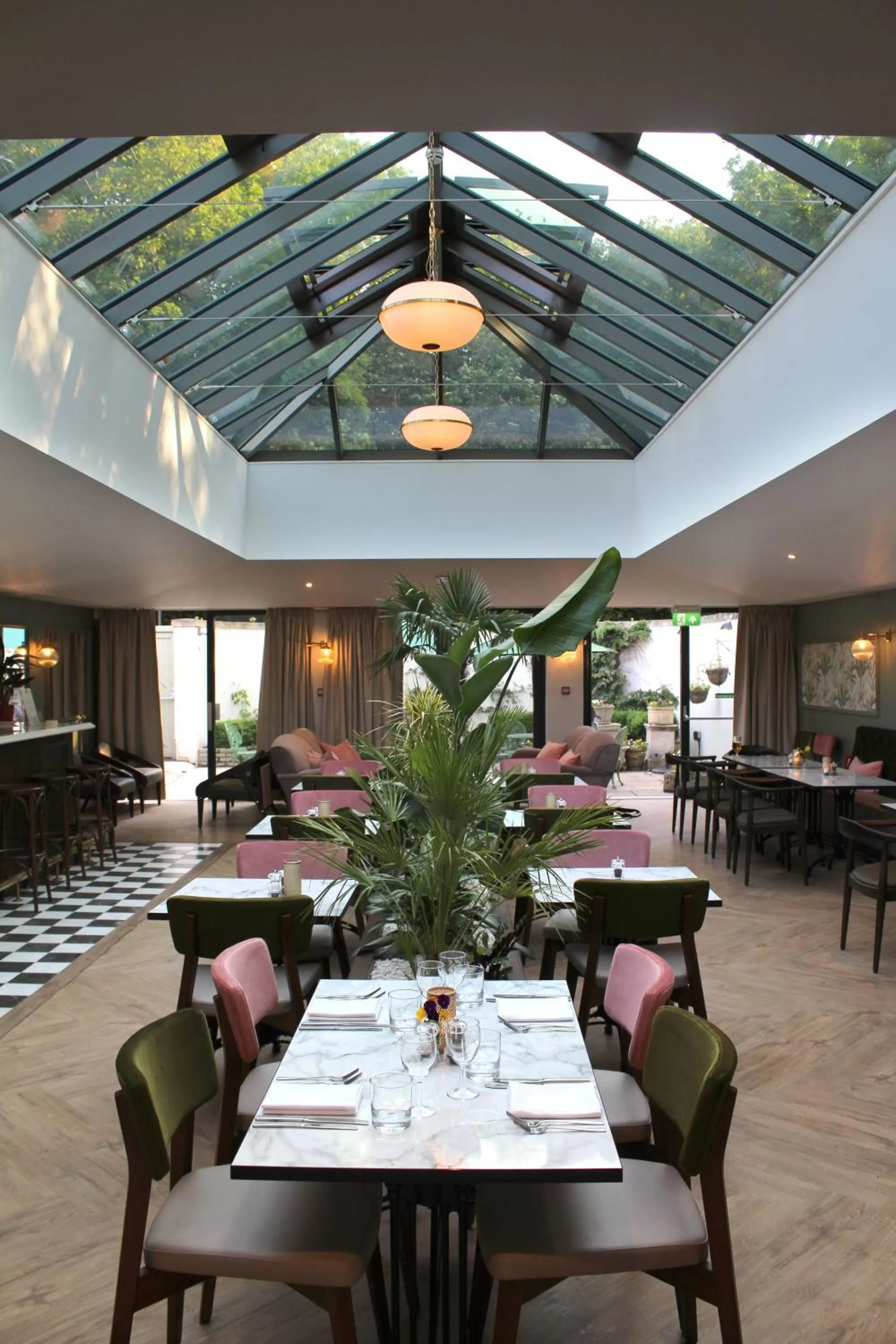 Restaurant/places to eat in Lydiard Park Hotel