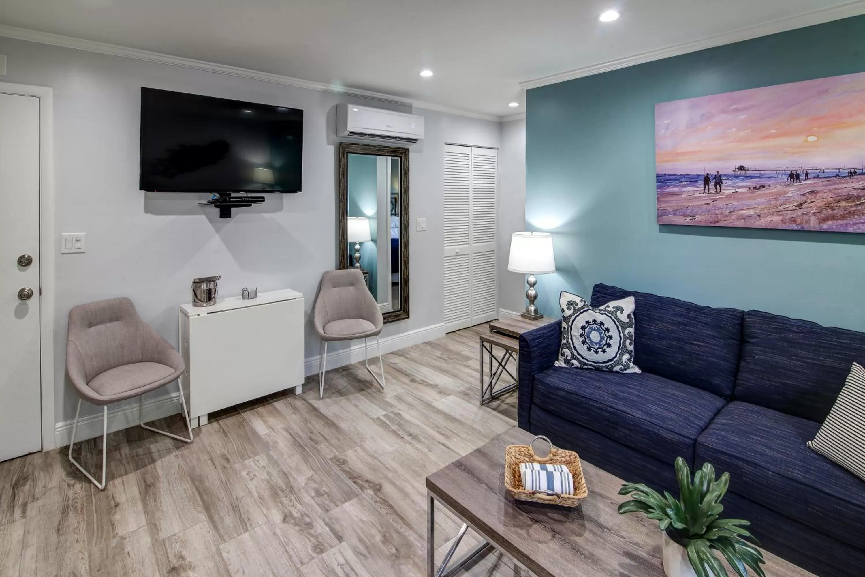 Living room in May-Dee Suites in Florida