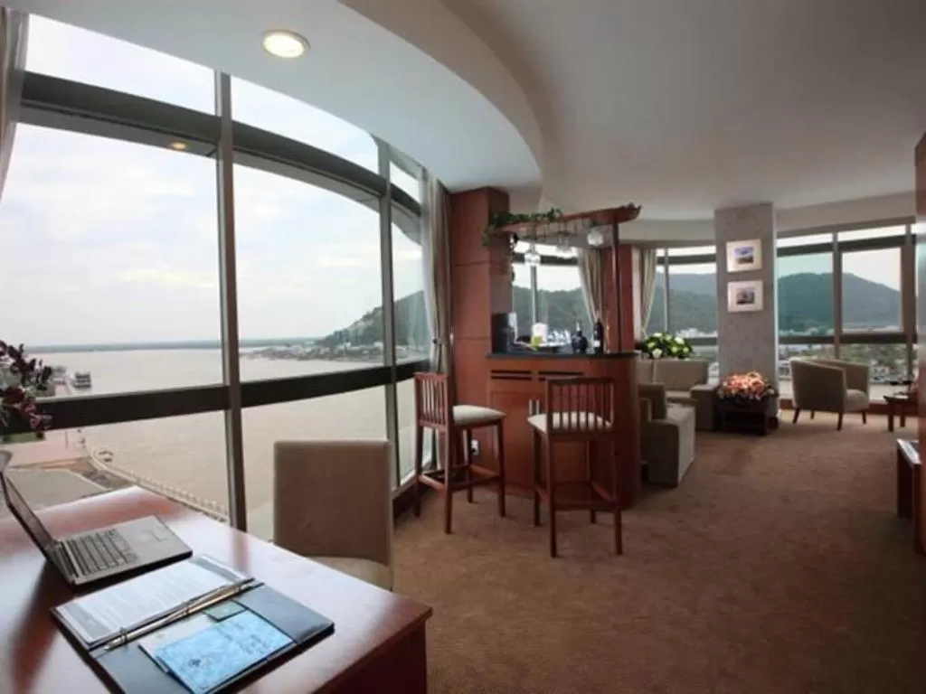 Restaurant/Places to Eat in River Hotel