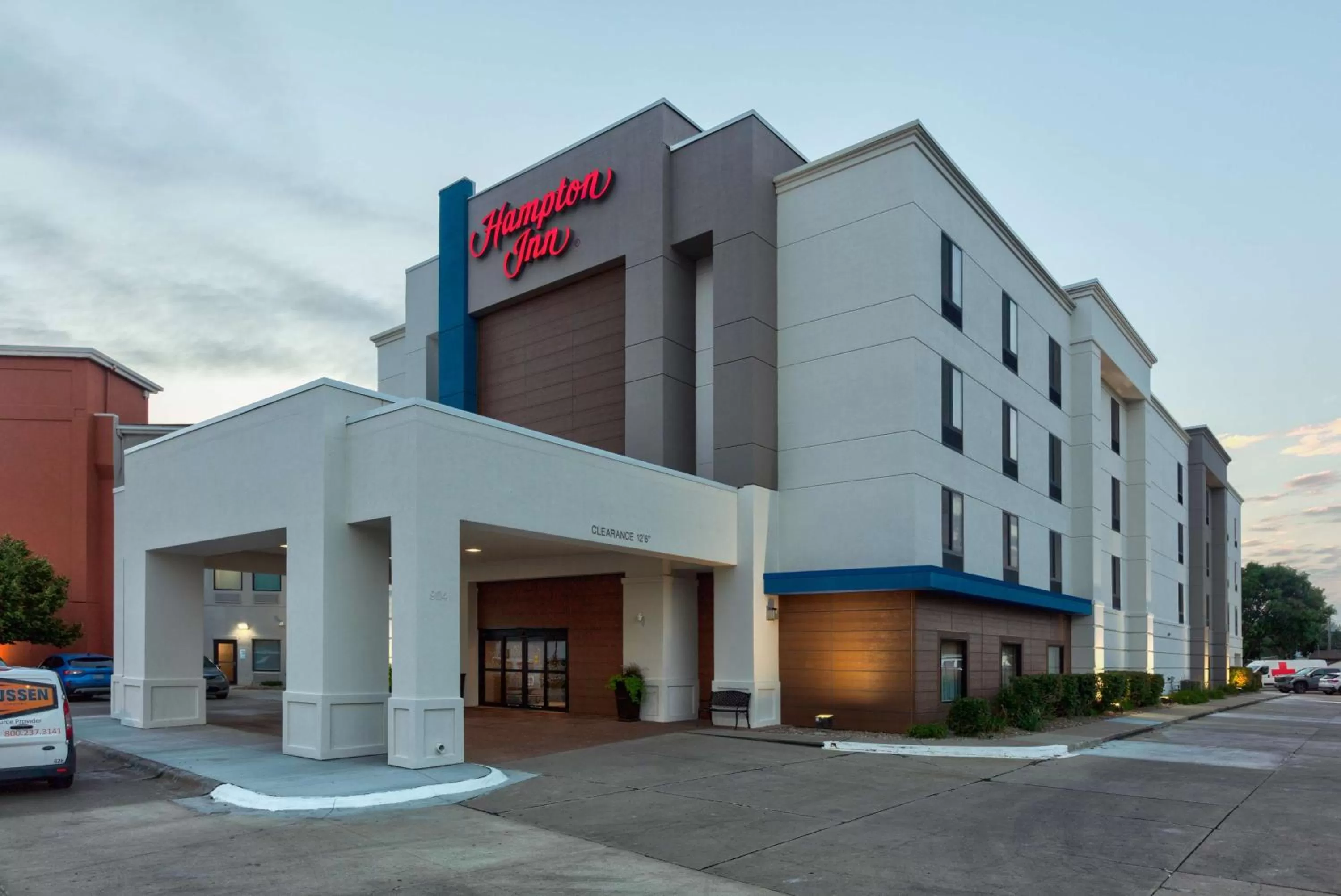 Property building in Hampton Inn Norfolk