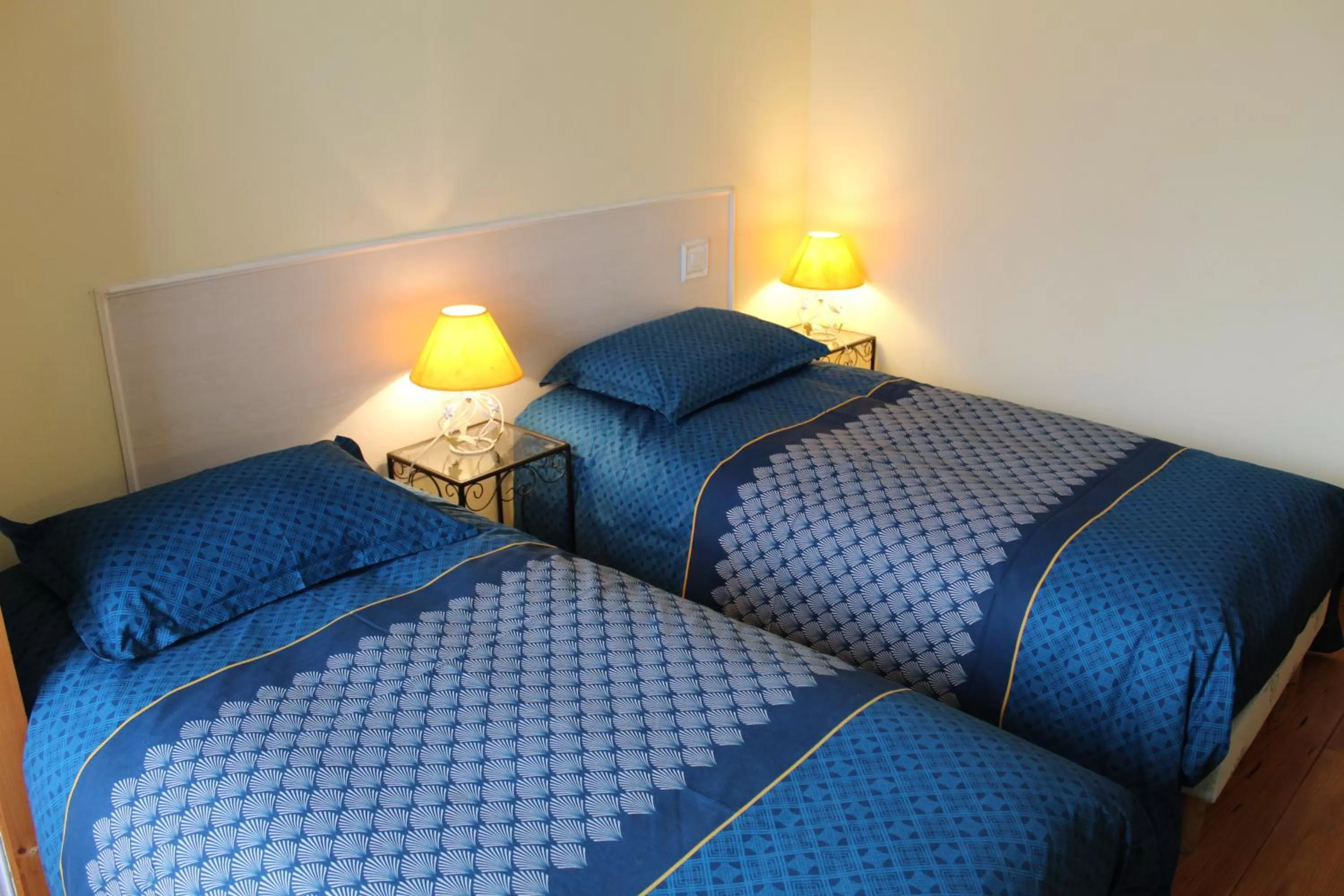 Photo of the whole room, Bed in COMME UN COQ EN PÂTE