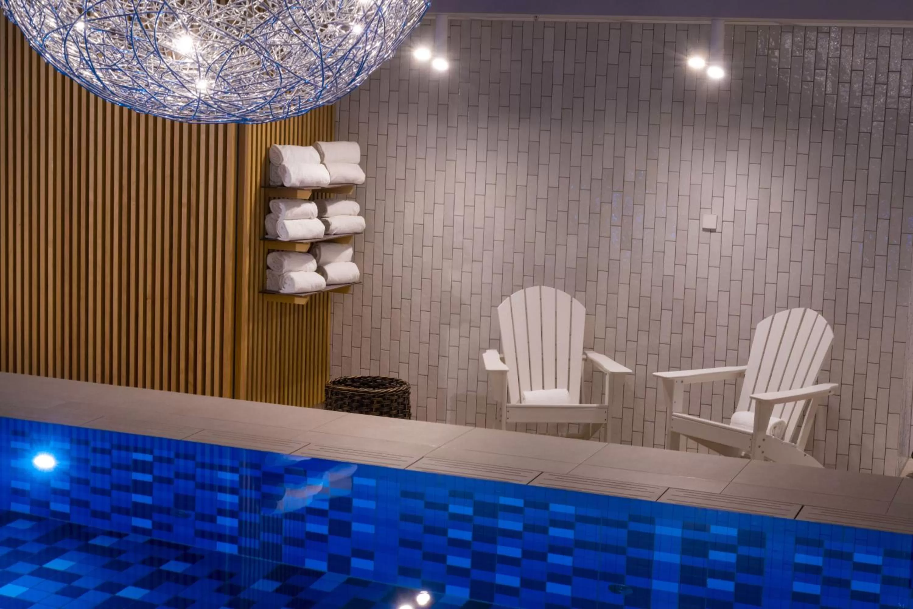 Swimming pool in Maritim Hotel München