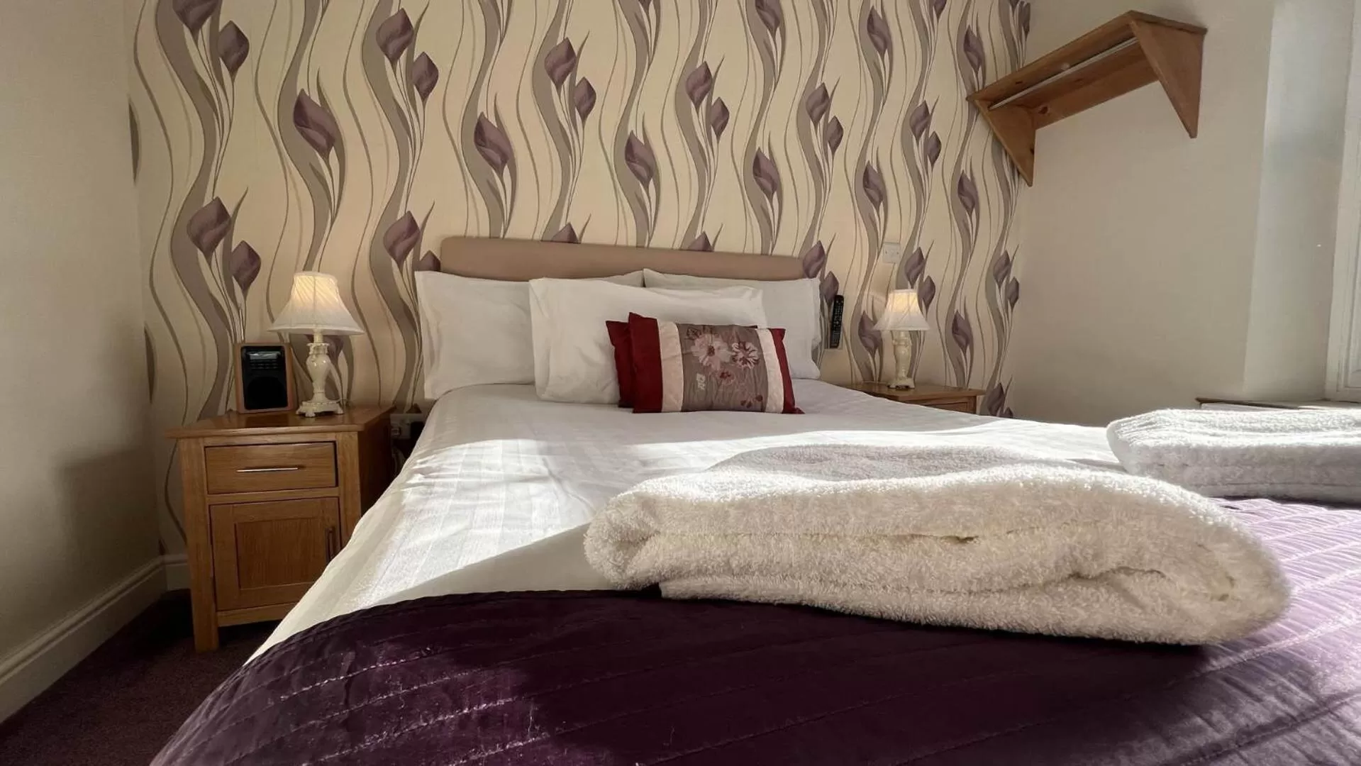 Bedroom, Bed in George Hotel