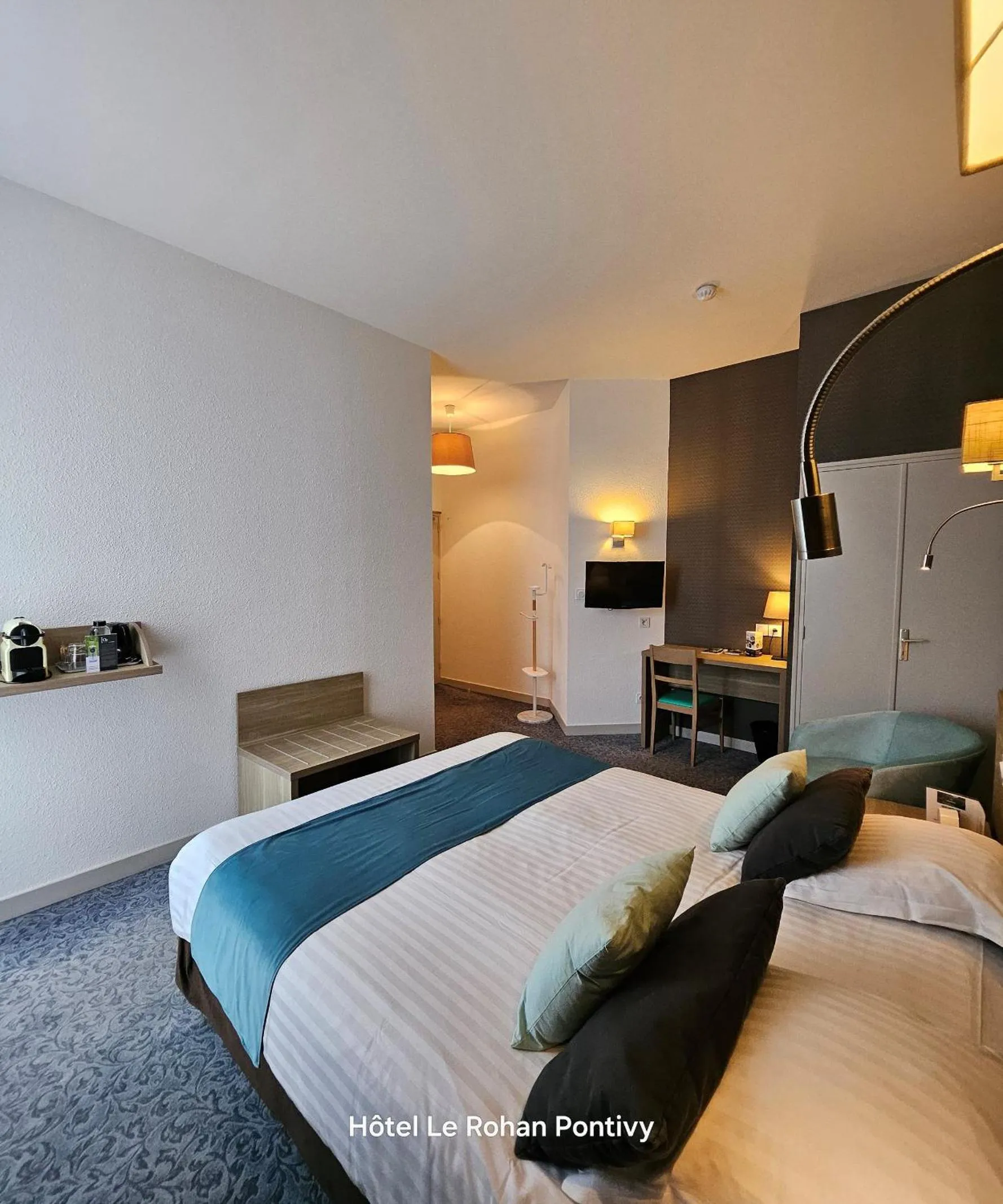 Guests, Bed in Hôtel Le Rohan Charme et Caractère