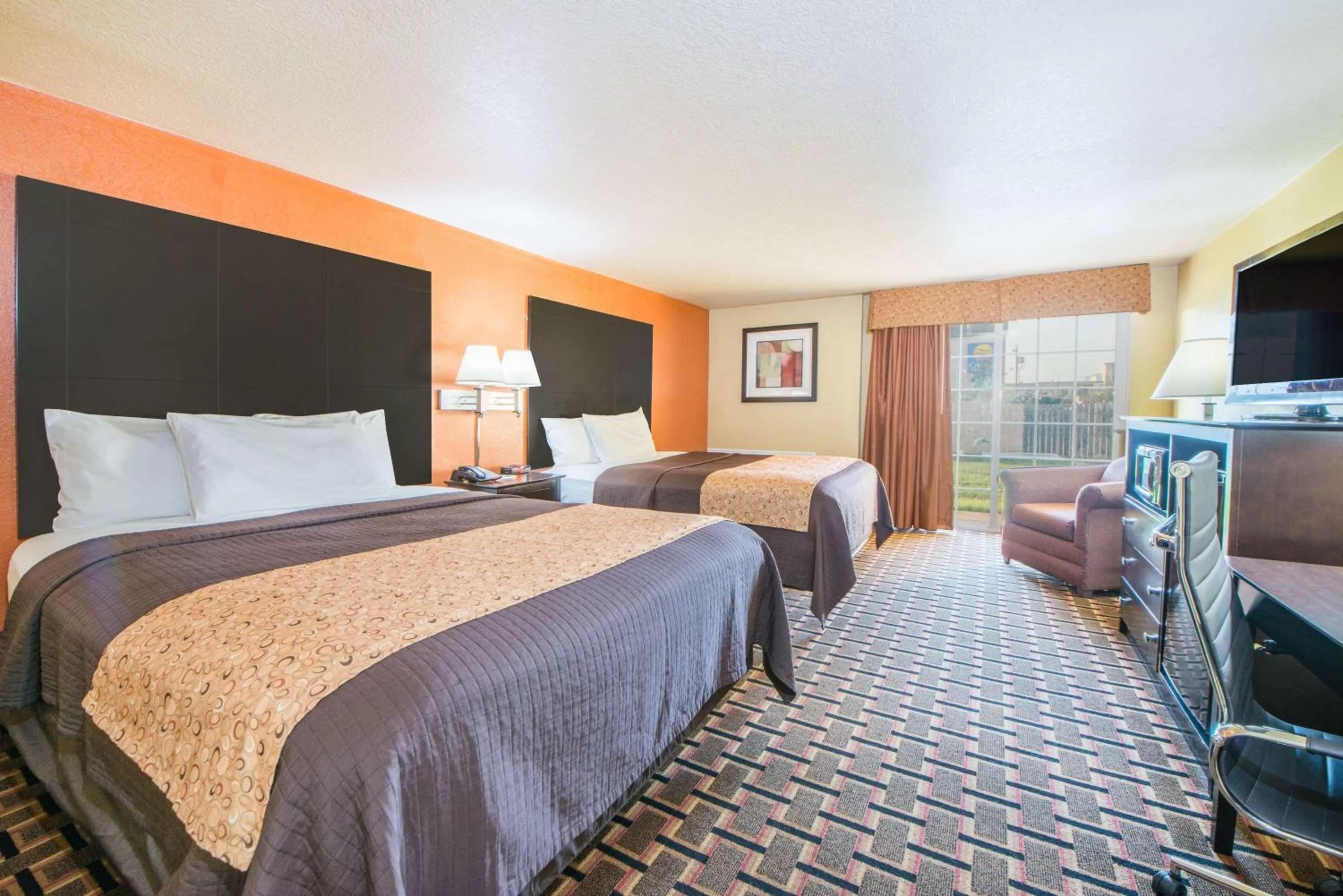 Photo of the whole room, Bed in Days Inn by Wyndham Joplin