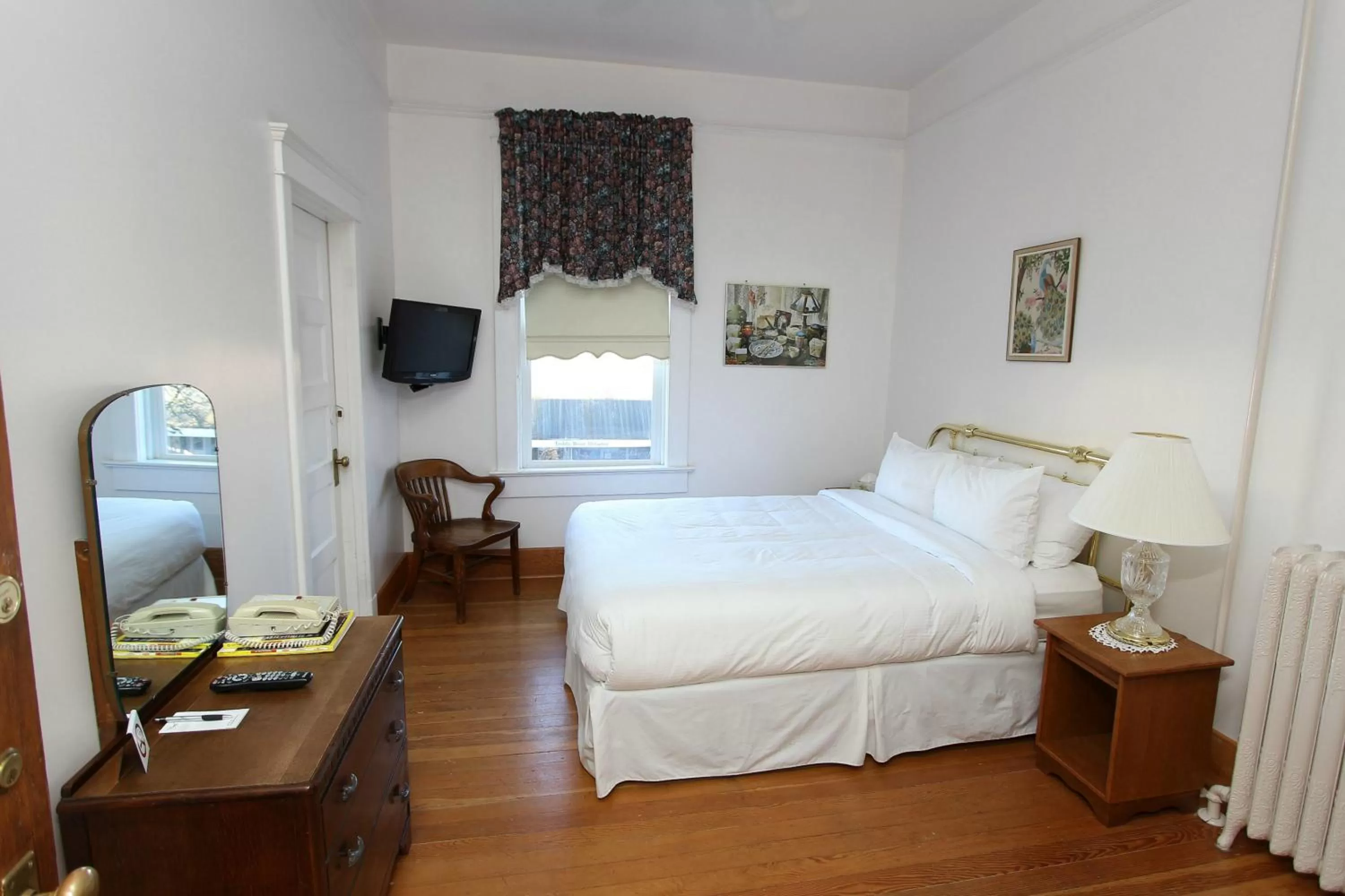 TV and multimedia, Bed in Royal Hotel Chilliwack