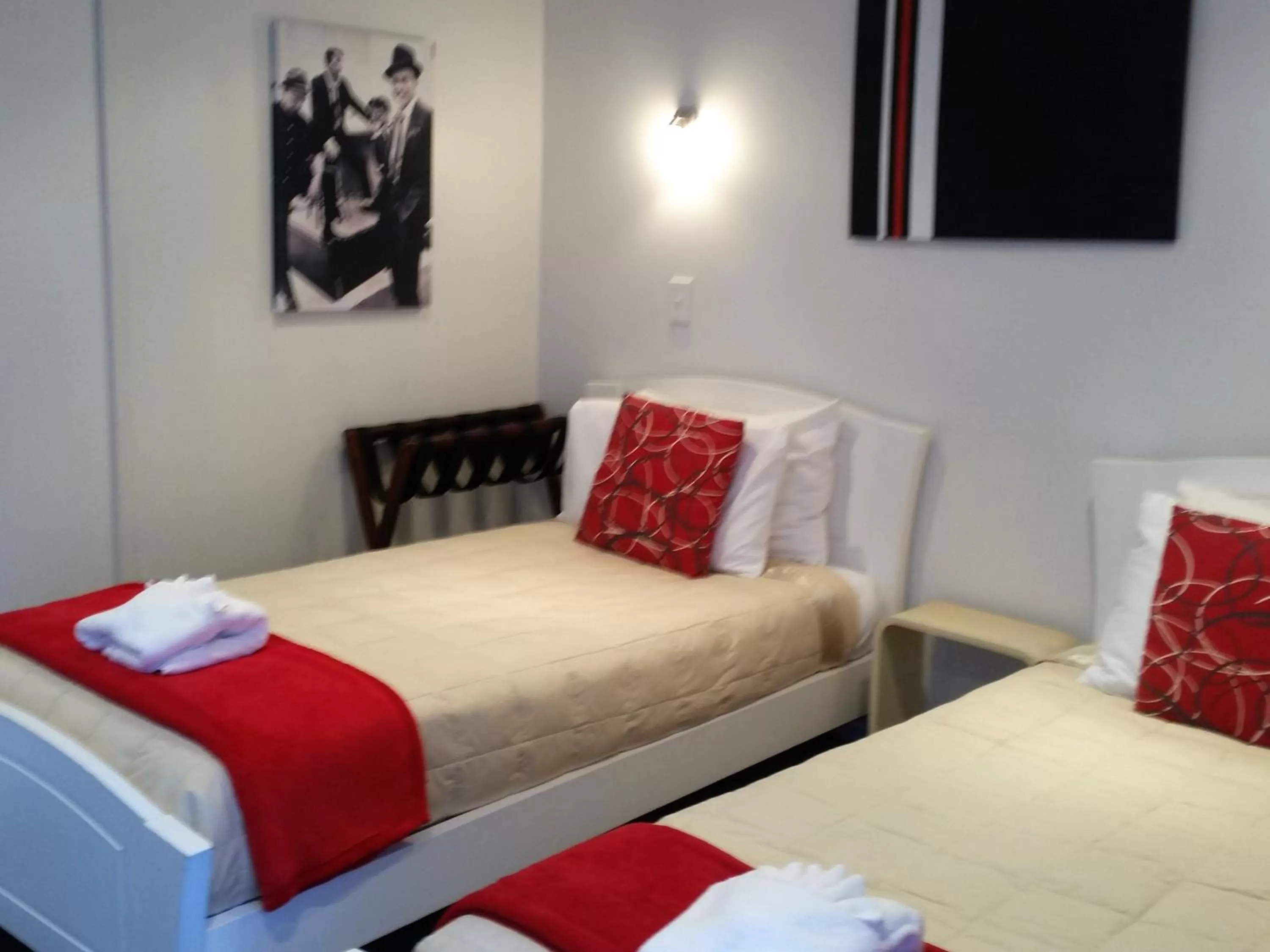 Bedroom, Bed in The Lake Motel