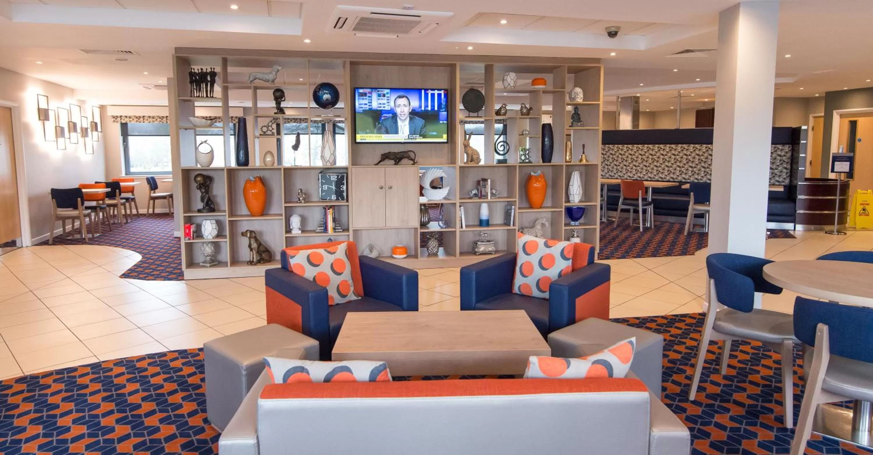 Lobby or reception in Holiday Inn Express Dunfermline by IHG