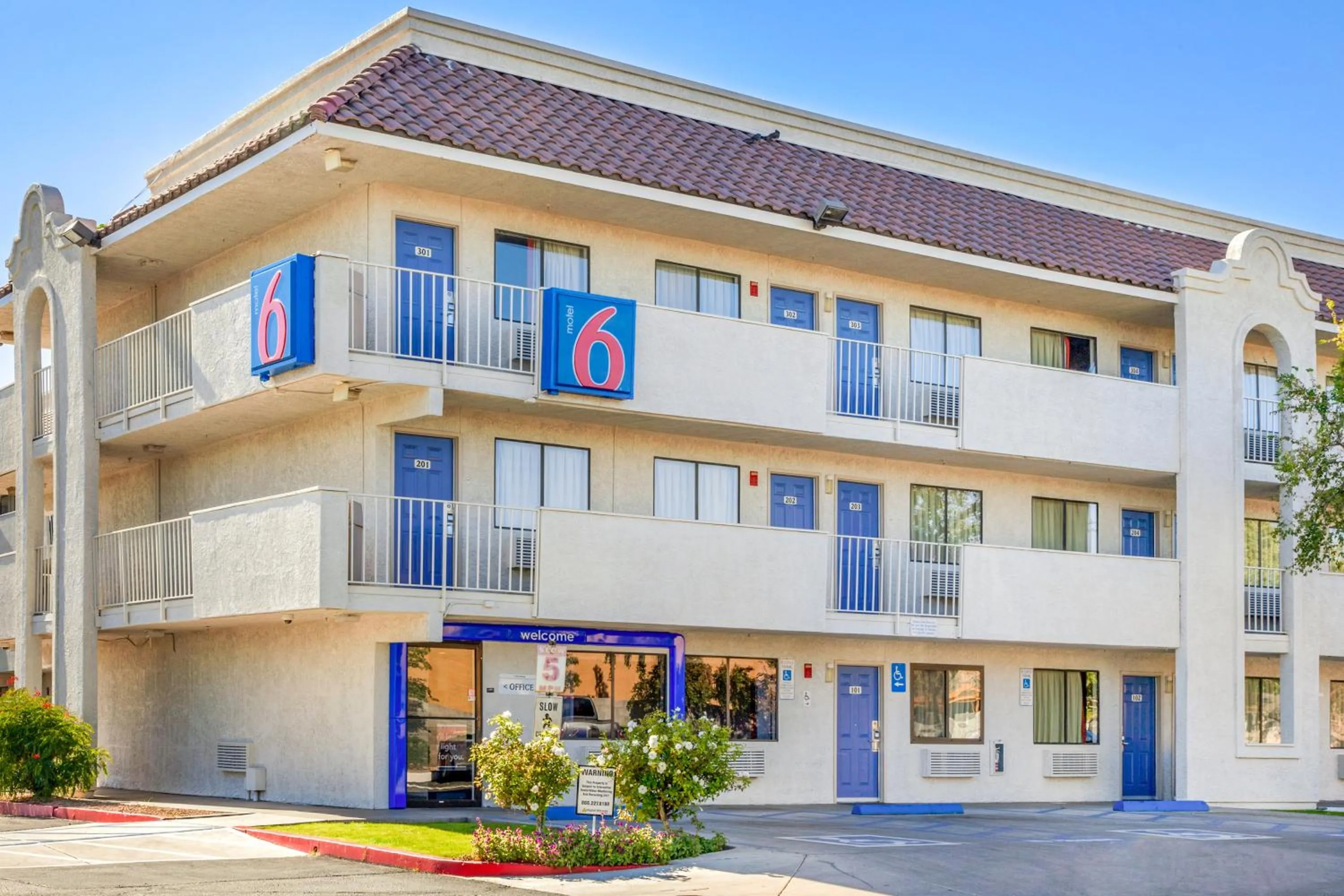 Facade/entrance in Motel 6-Phoenix, AZ - West