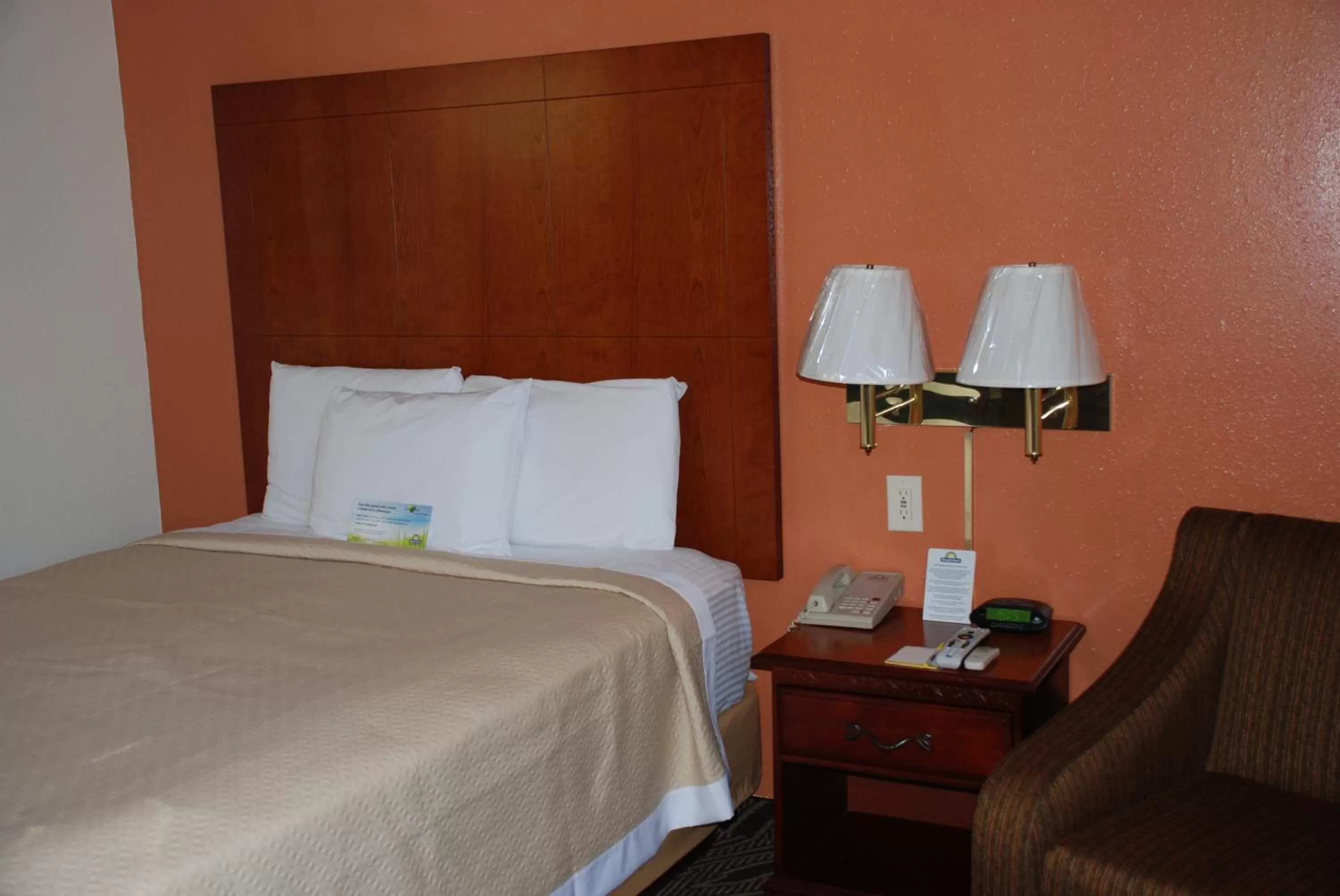 Bed in Days Inn by Wyndham Dyersburg