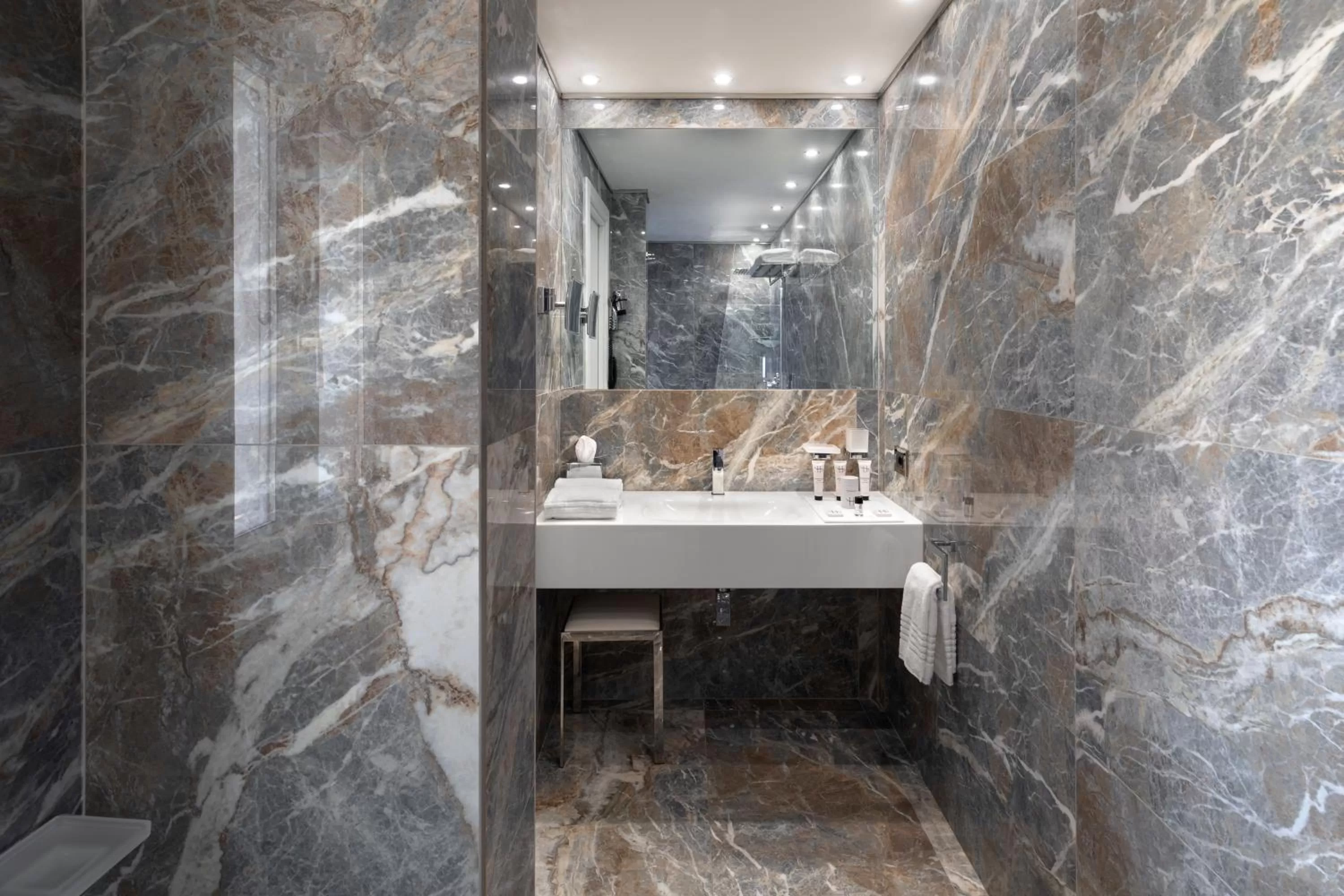 Bathroom in LHP Napoli Palace & SPA