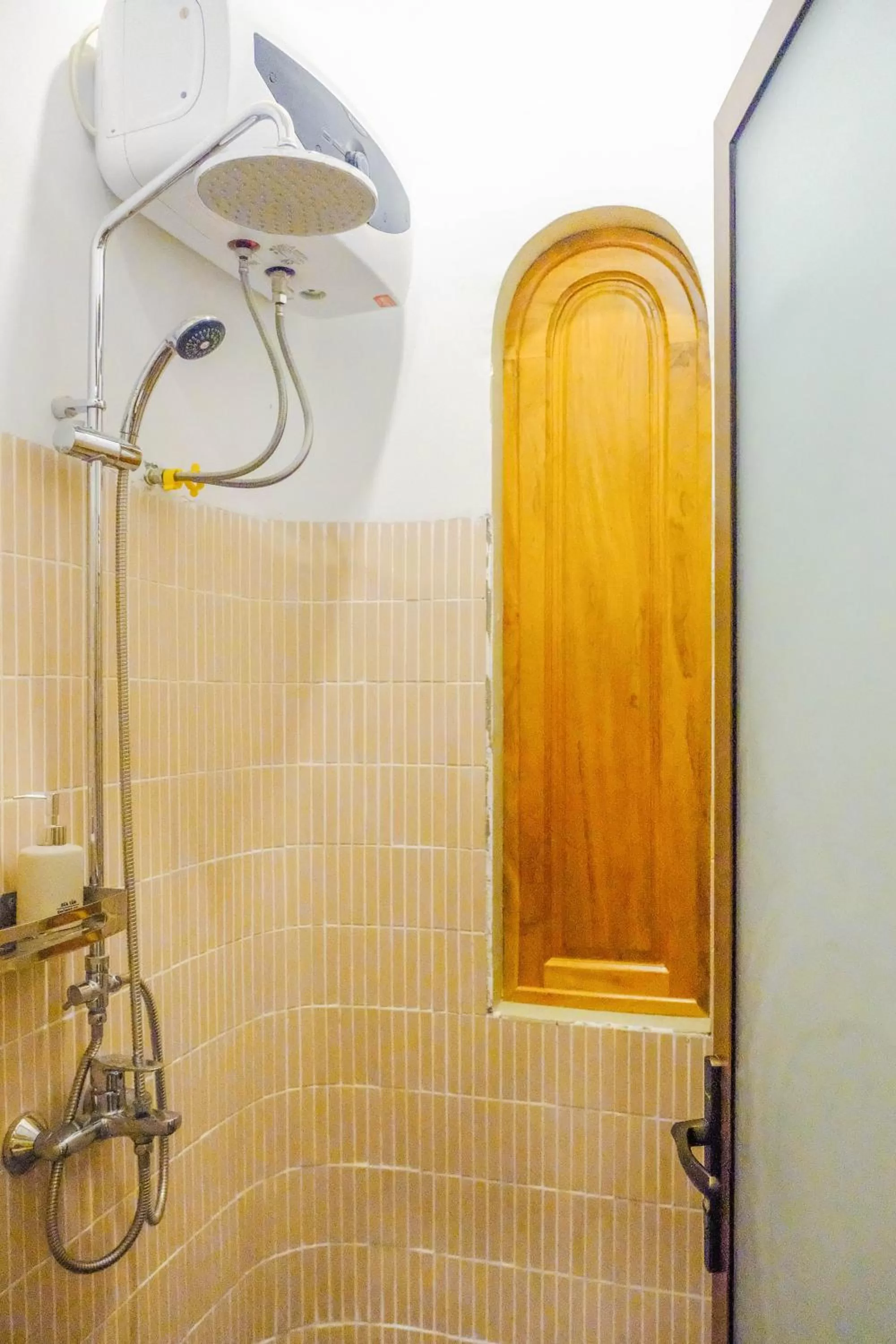 Shower, Bathroom in Eo Gió Có Homestay