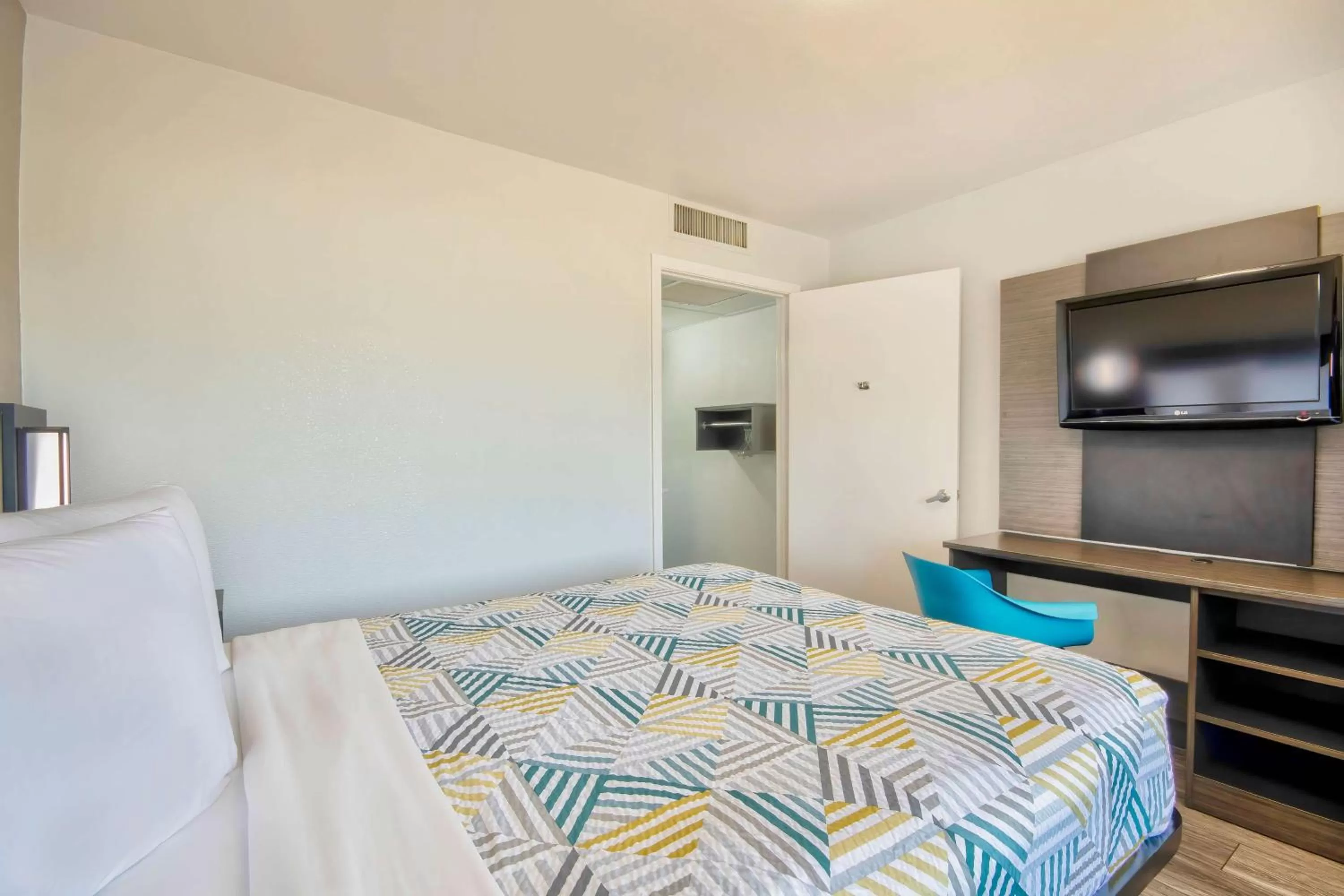 Bedroom, Bed in Motel 6-Russellville, AR