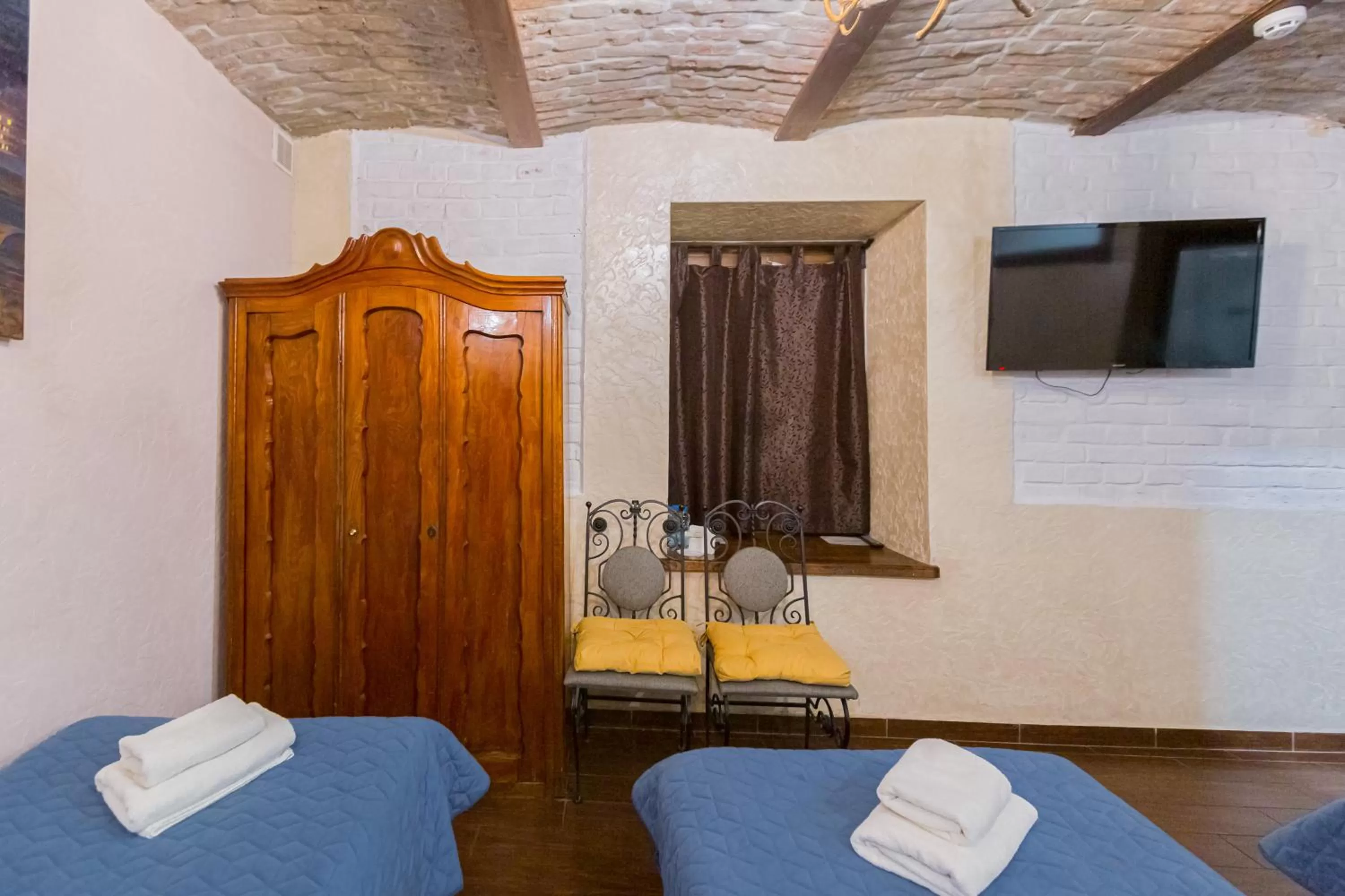 Bed, TV/Entertainment Center in Staryi Krakiv