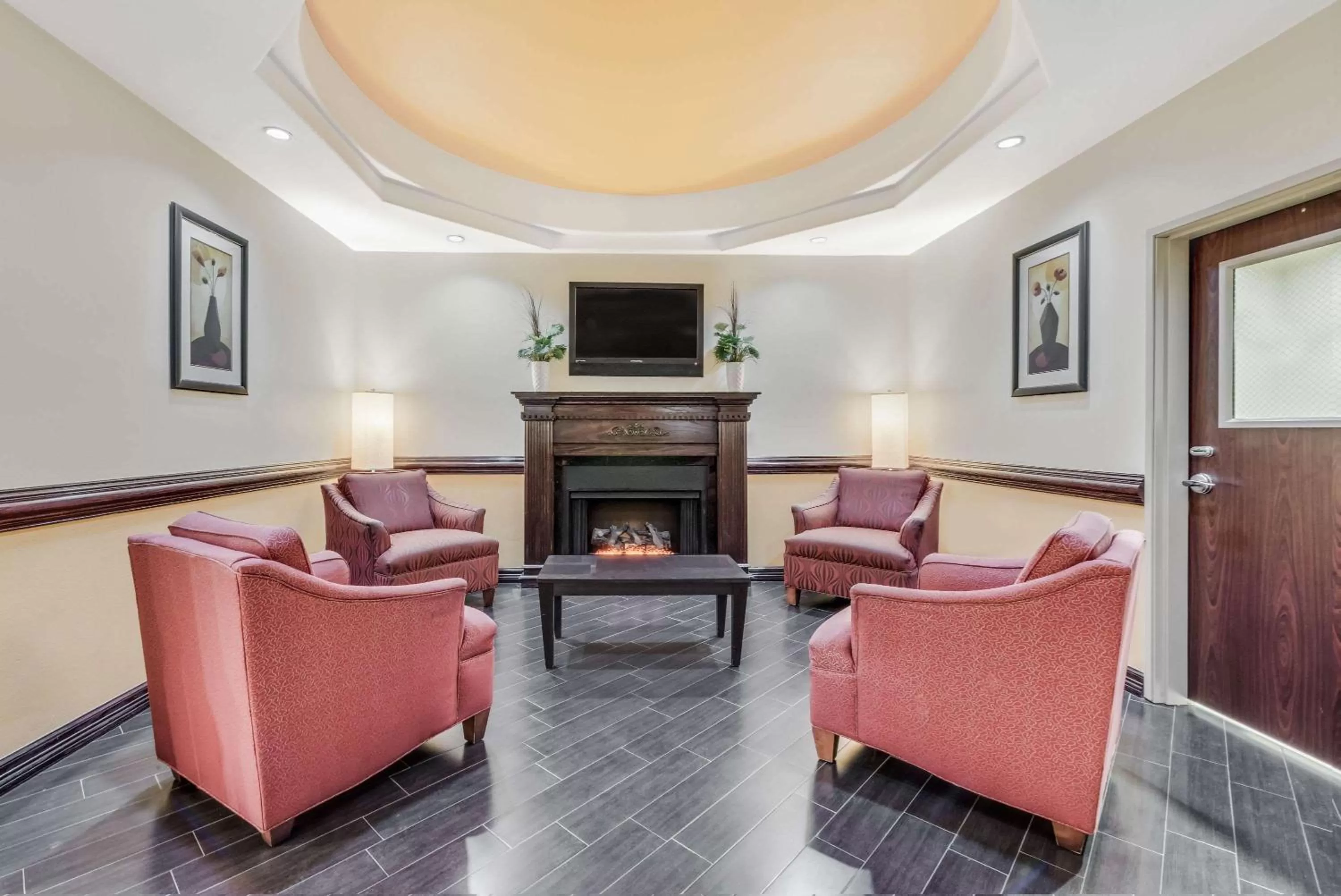 Lobby or reception in Super 8 by Wyndham Hidalgo at La Plaza Mall & Mcallen Airport