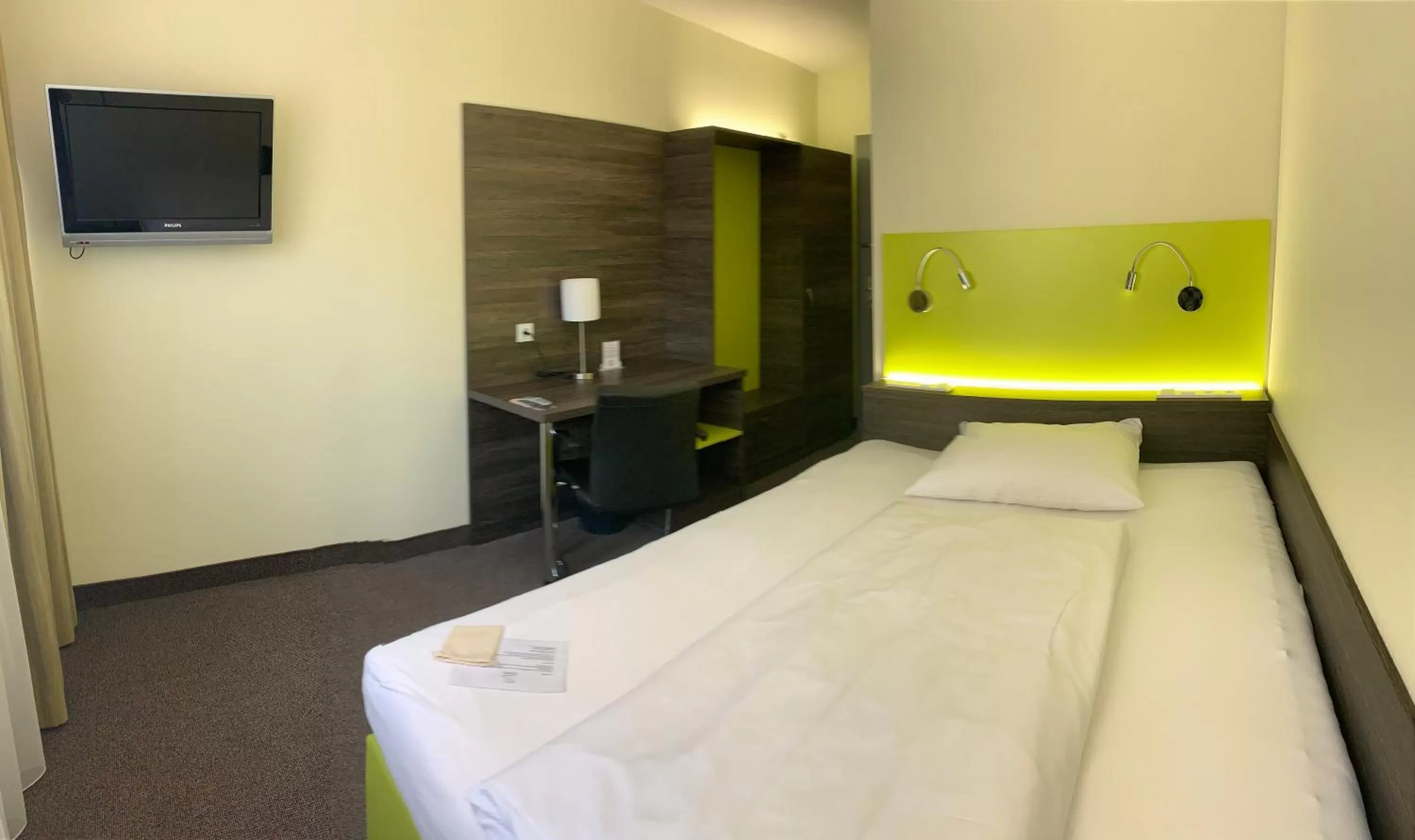 Photo of the whole room, Bed in Behringers City Hotel Nürnberg