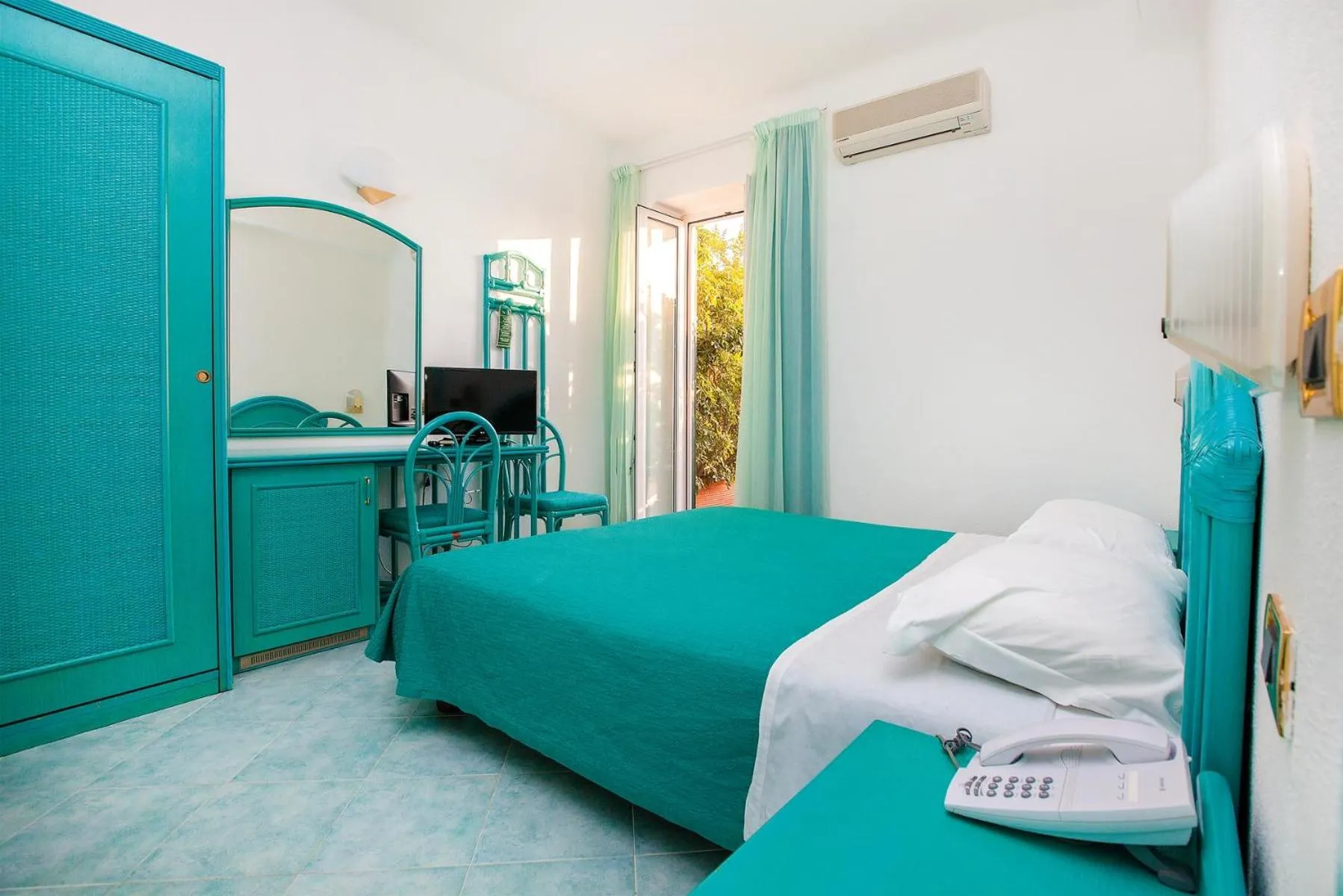 Swimming pool, Bed in Hotel Capizzo