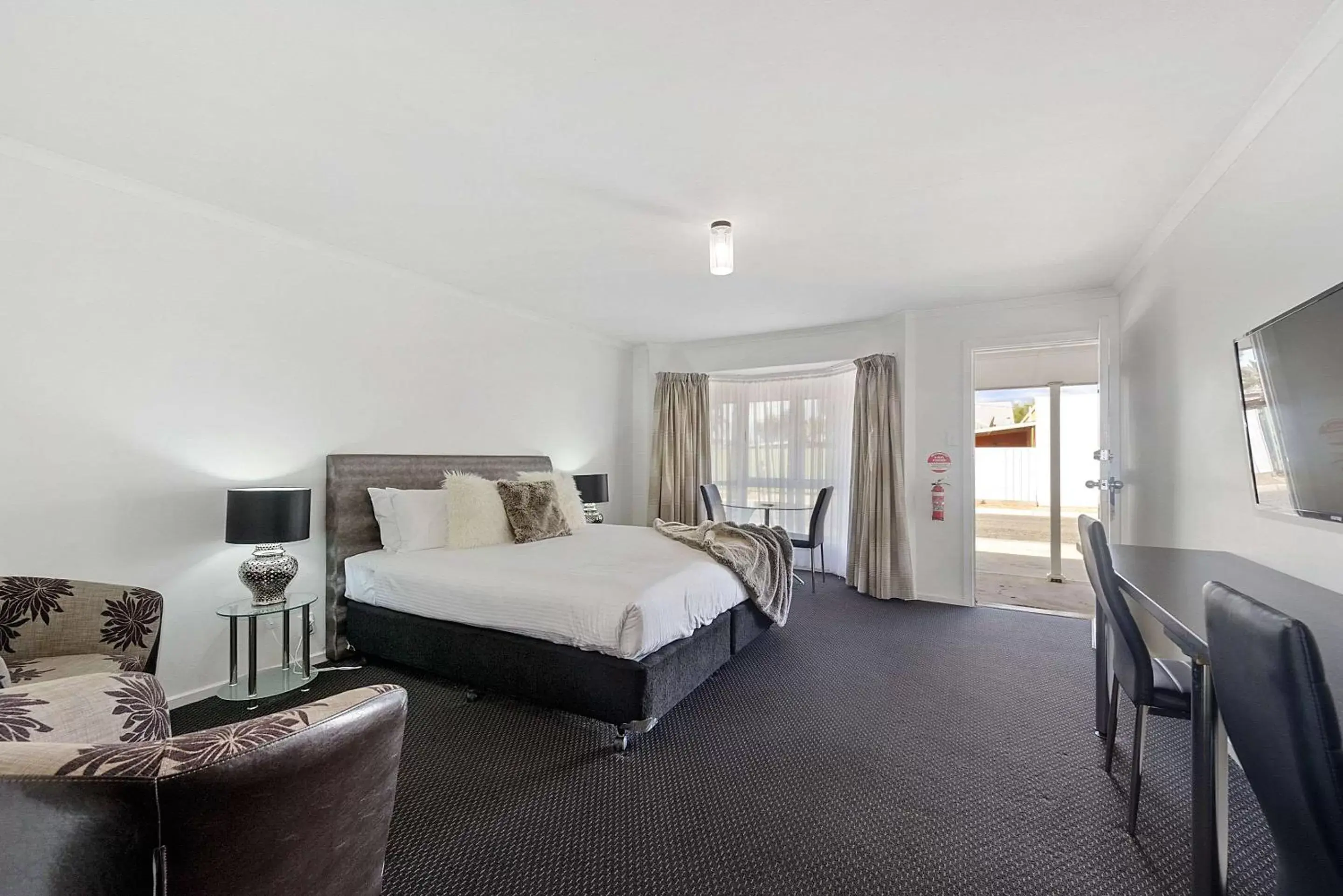 Deluxe King Room - Non-Smoking in Comfort Inn Flinders on Main Deluxe King Room - Non-Smoking in Comfort Inn Flinders on Main