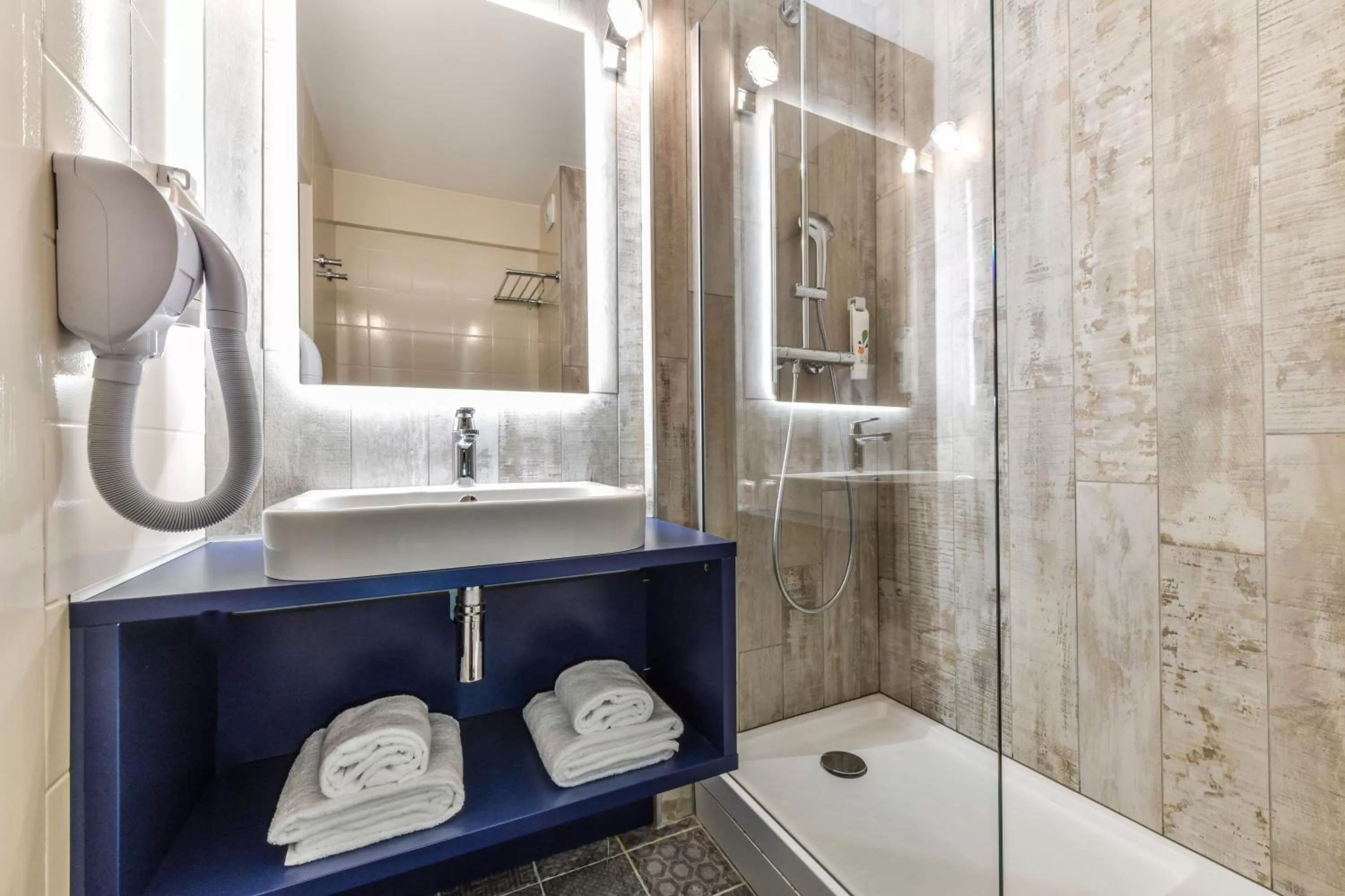 Shower in ibis styles La Rochelle Thalasso Chatelaillon