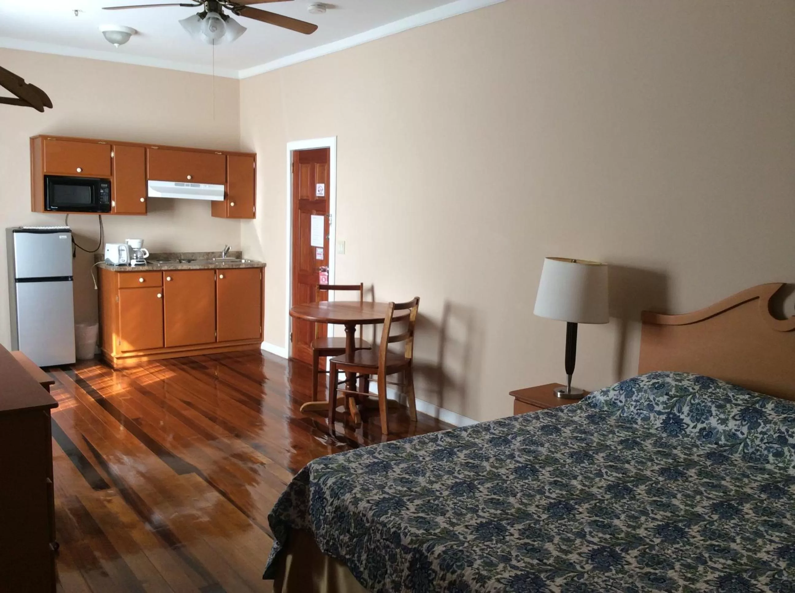 TV and multimedia, Kitchen/Kitchenette in The Durban Hotel Guyana INC.